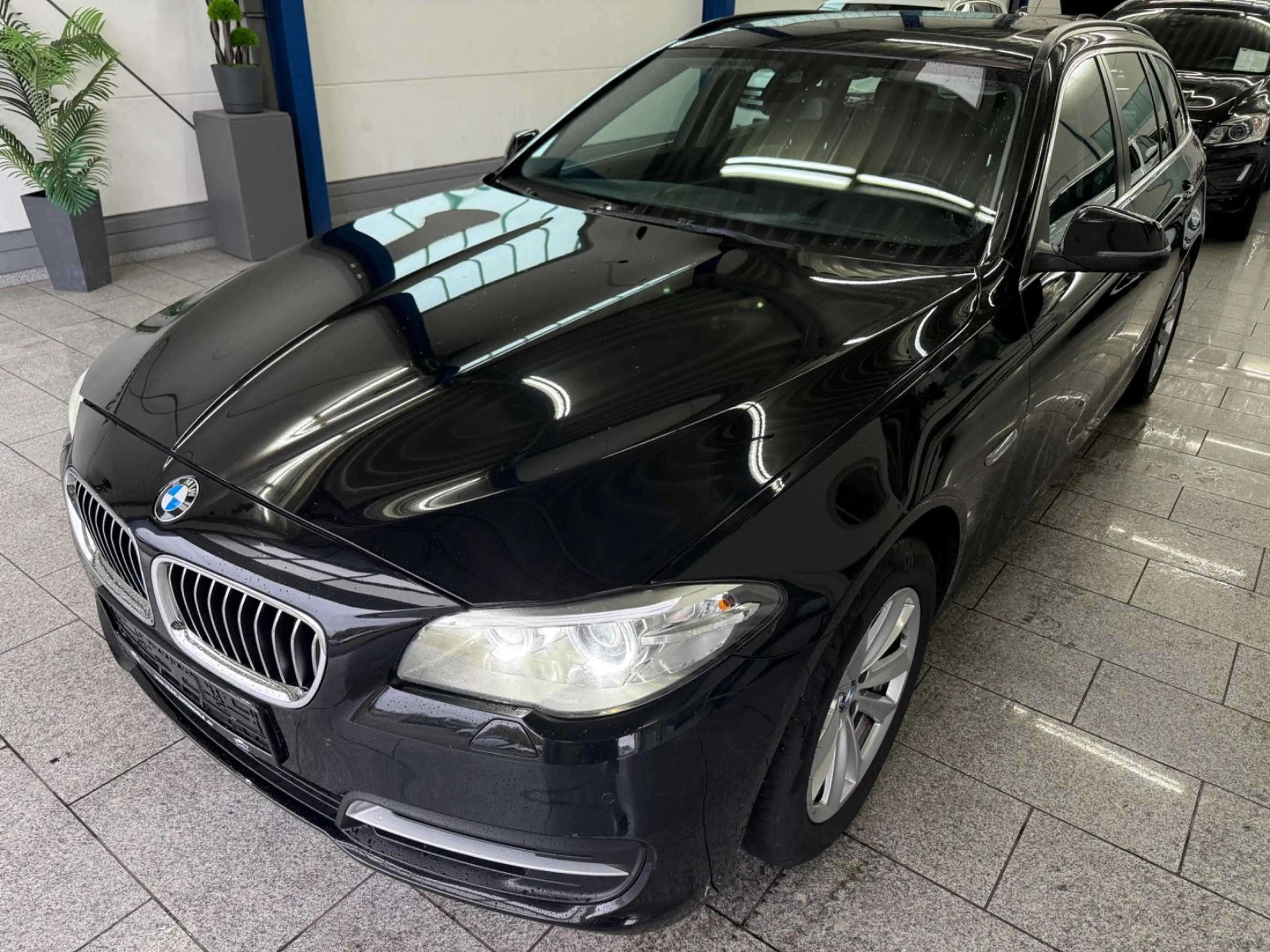 BMW 525 d xDrive*AUTO*HUD*PANO*BI-XN*NAV*TMP*LED*AHK — photo 2