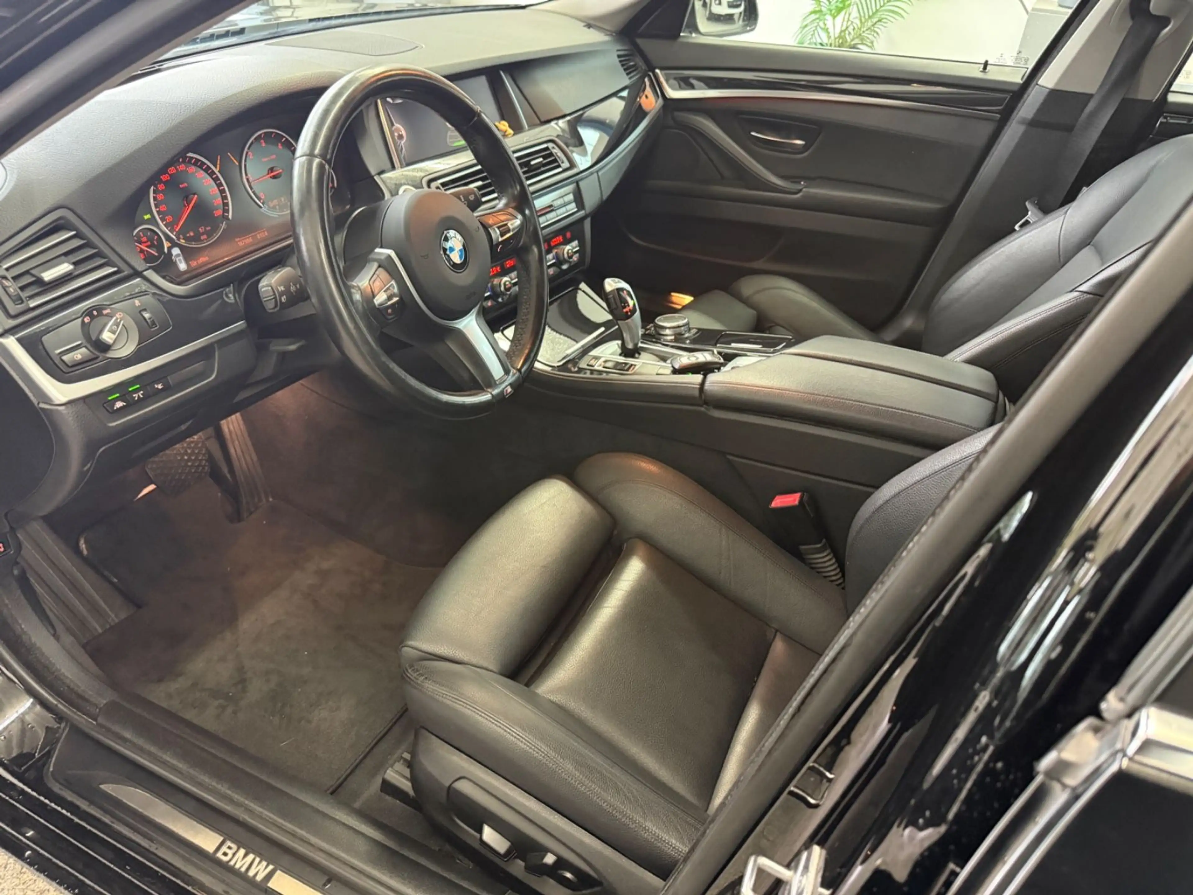 BMW 525 d xDrive*AUTO*HUD*PANO*BI-XN*NAV*TMP*LED*AHK — photo 14