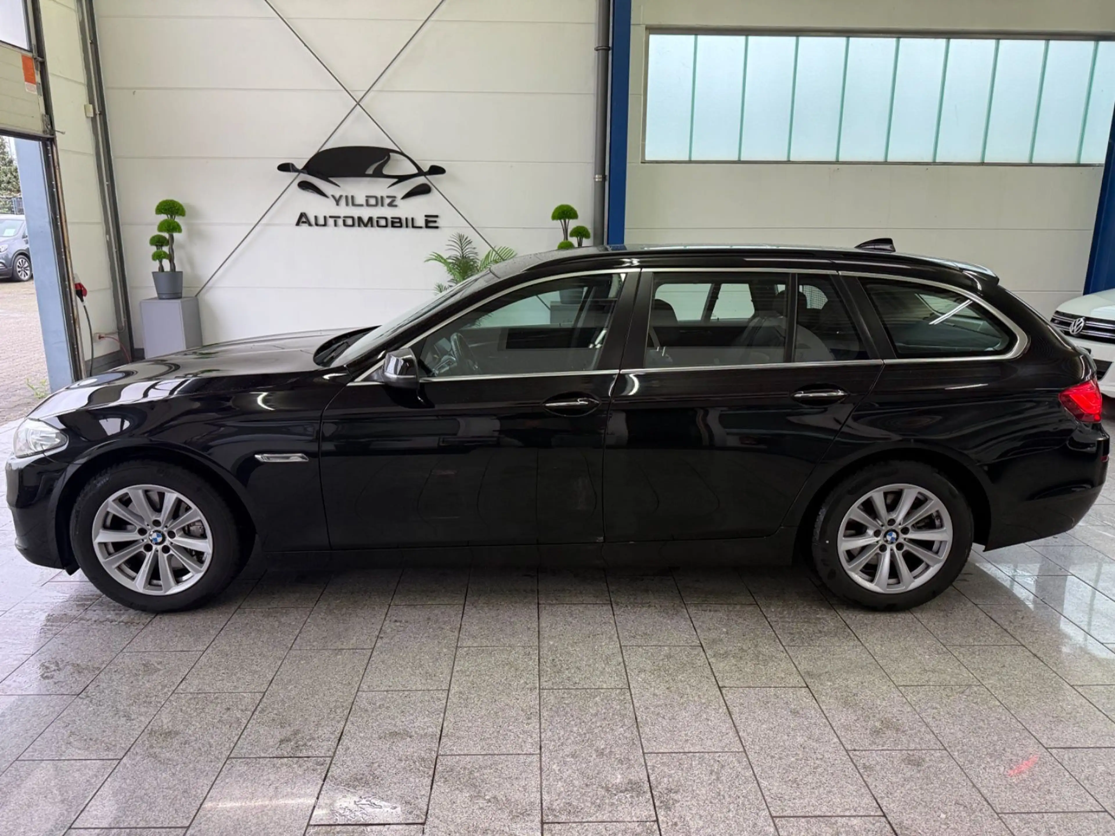 BMW 525 d xDrive*AUTO*HUD*PANO*BI-XN*NAV*TMP*LED*AHK — photo 10