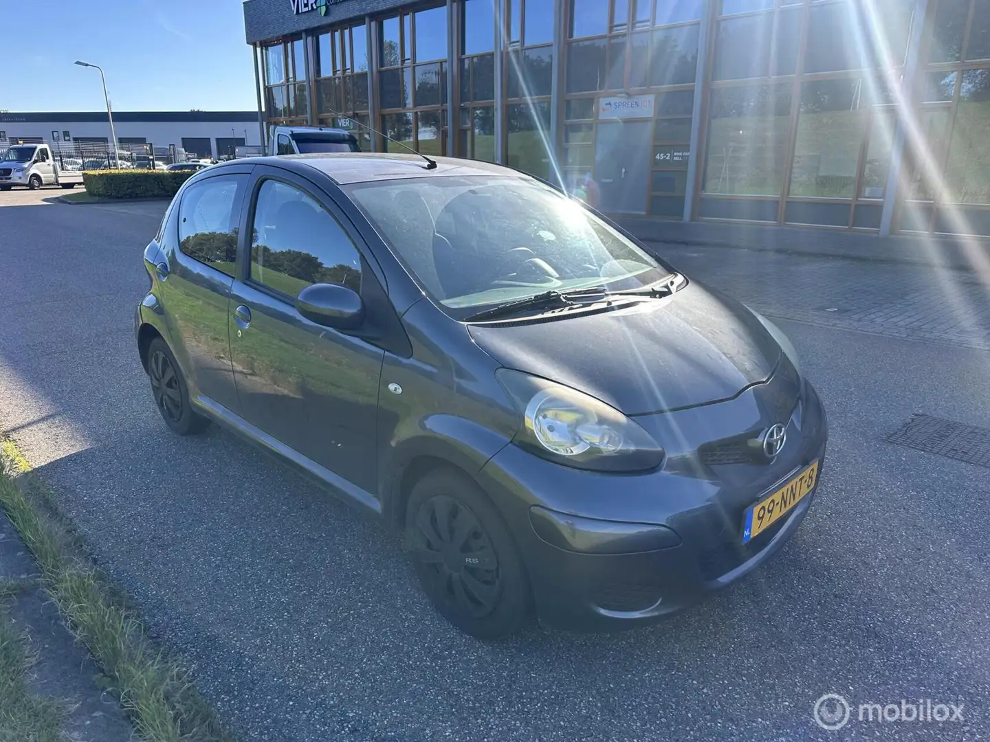Toyota Aygo 1.0-12V airco lange apk Grijs - 1