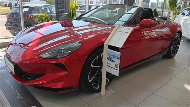 MG Cyberster 77kWh GT Schwarzes Dach, Alcantara rot