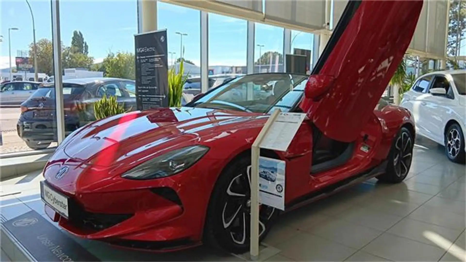 MG Cyberster 77kWh GT Schwarzes Dach, Alcantara rot Rot - 2