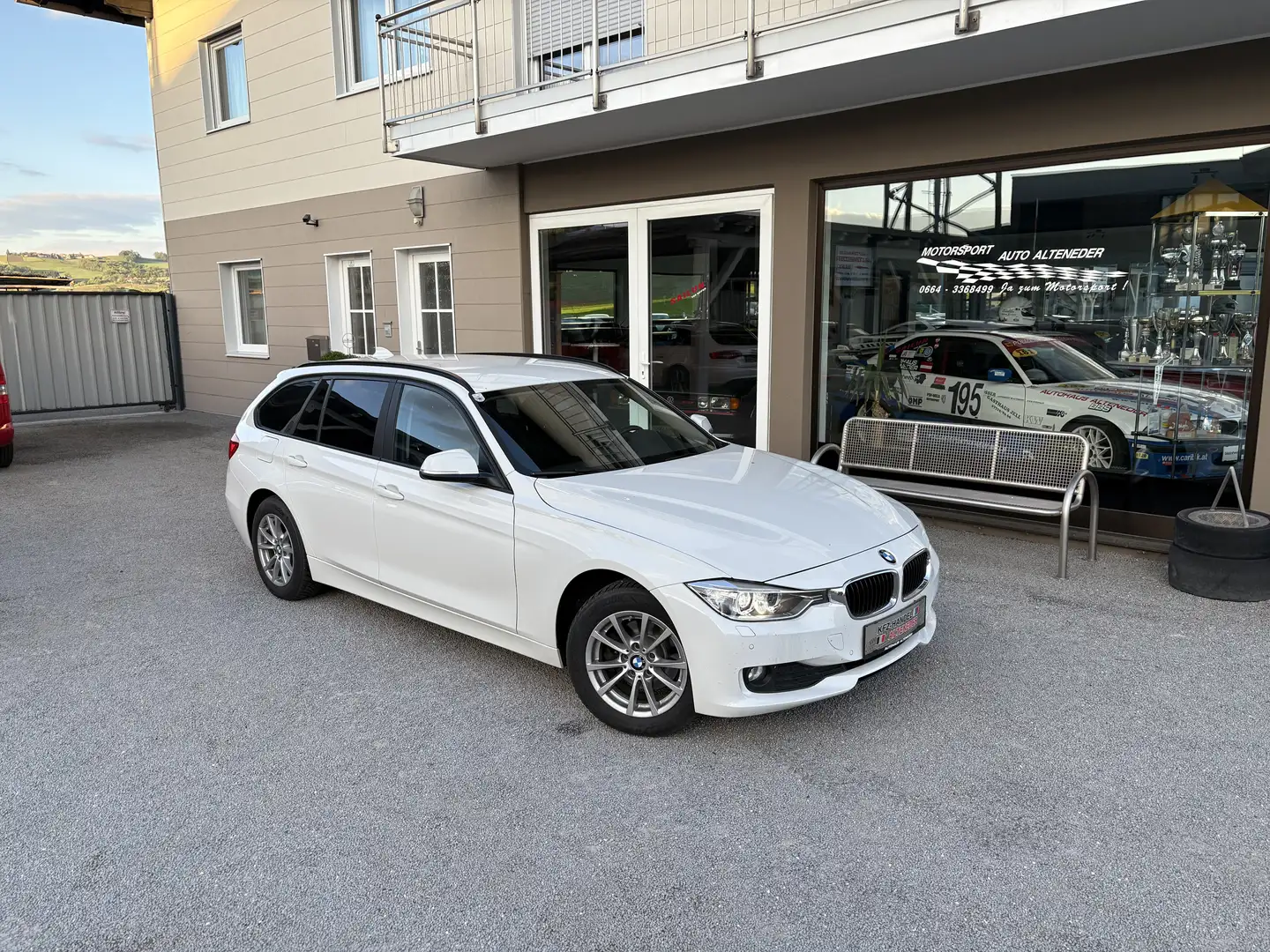 BMW 318 xDrive Ö-Paket Touring *ALLRAD*1.BZ*NAVI*SITZH* Weiß - 1