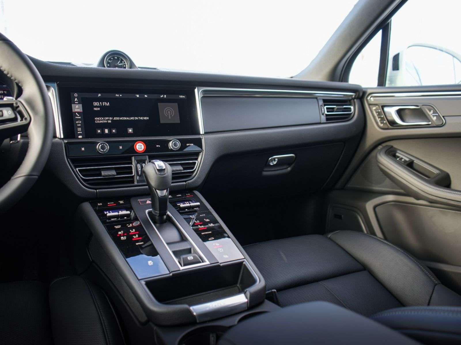 2026 Porsche Macan thumb 24
