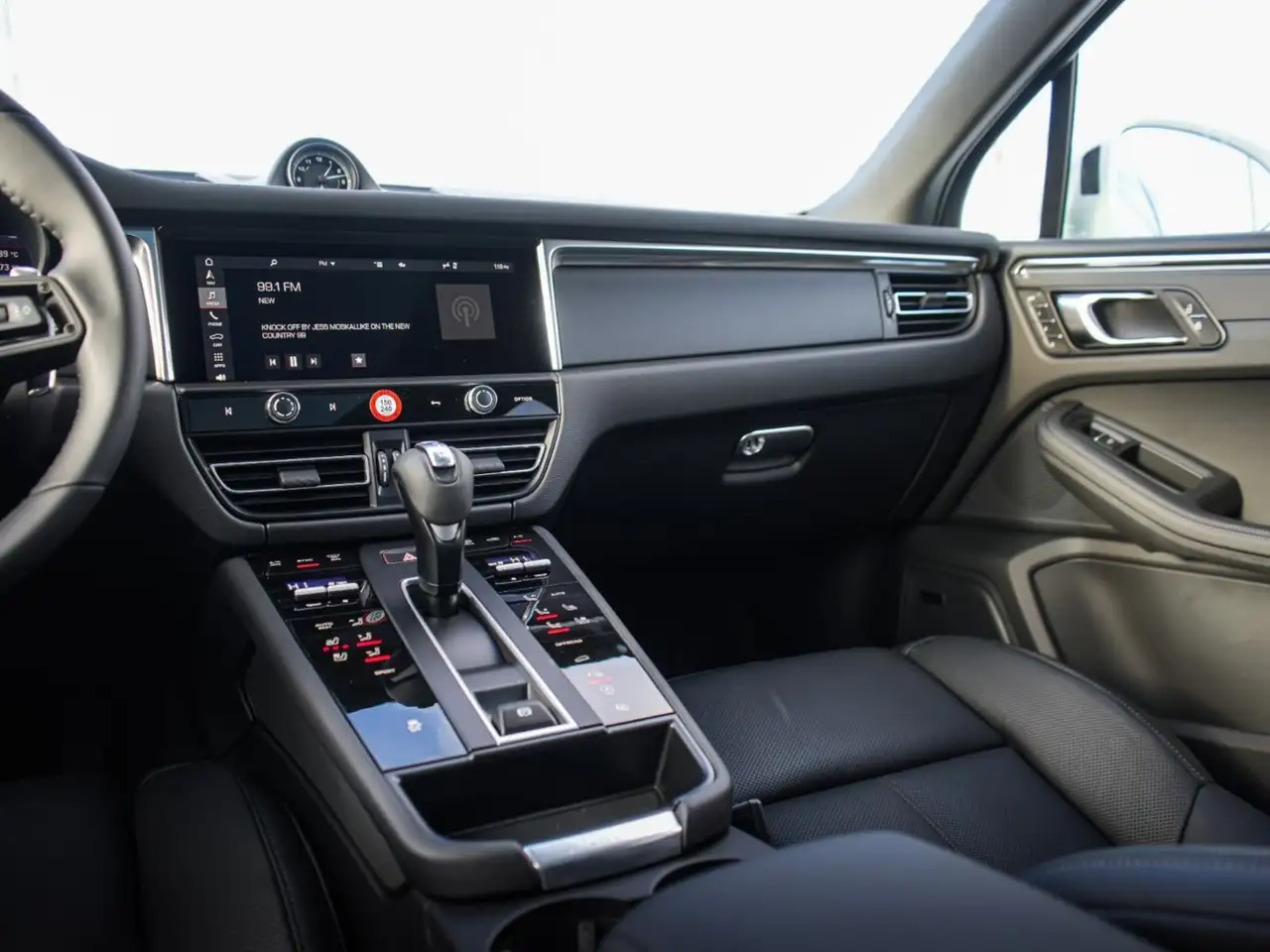 Porsche Macan photo Porsche Macan