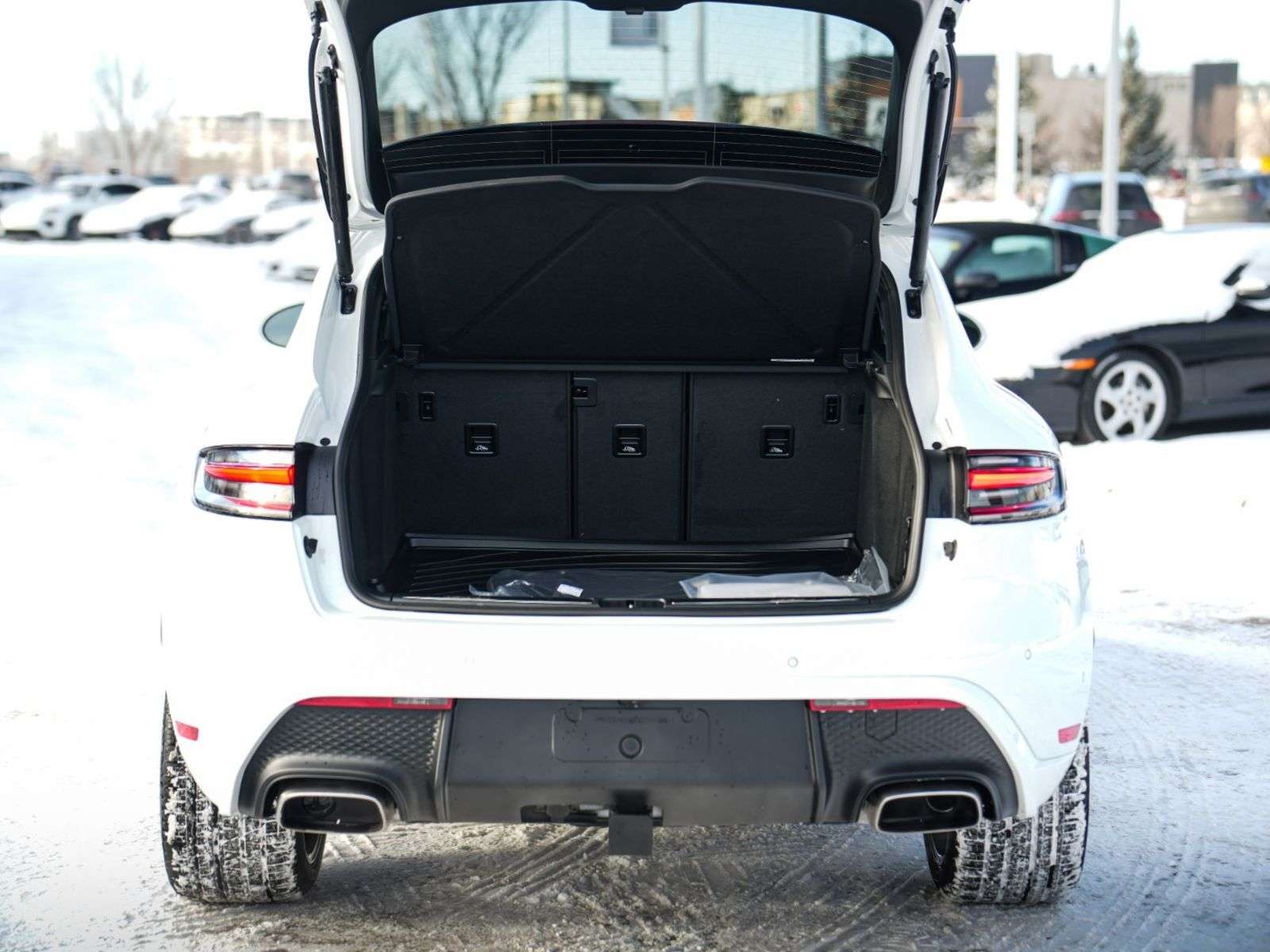 2026 Porsche Macan thumb 9