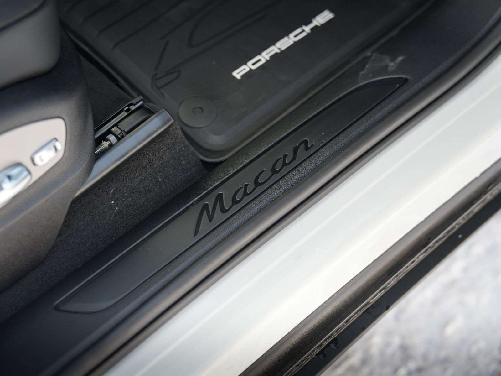 2026 Porsche Macan thumb 12
