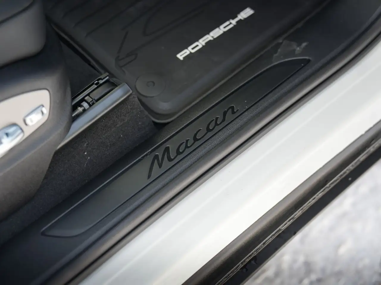 Porsche Macan photo Porsche Macan