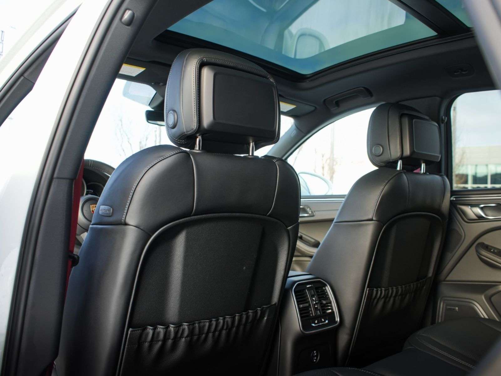 2026 Porsche Macan thumb 20