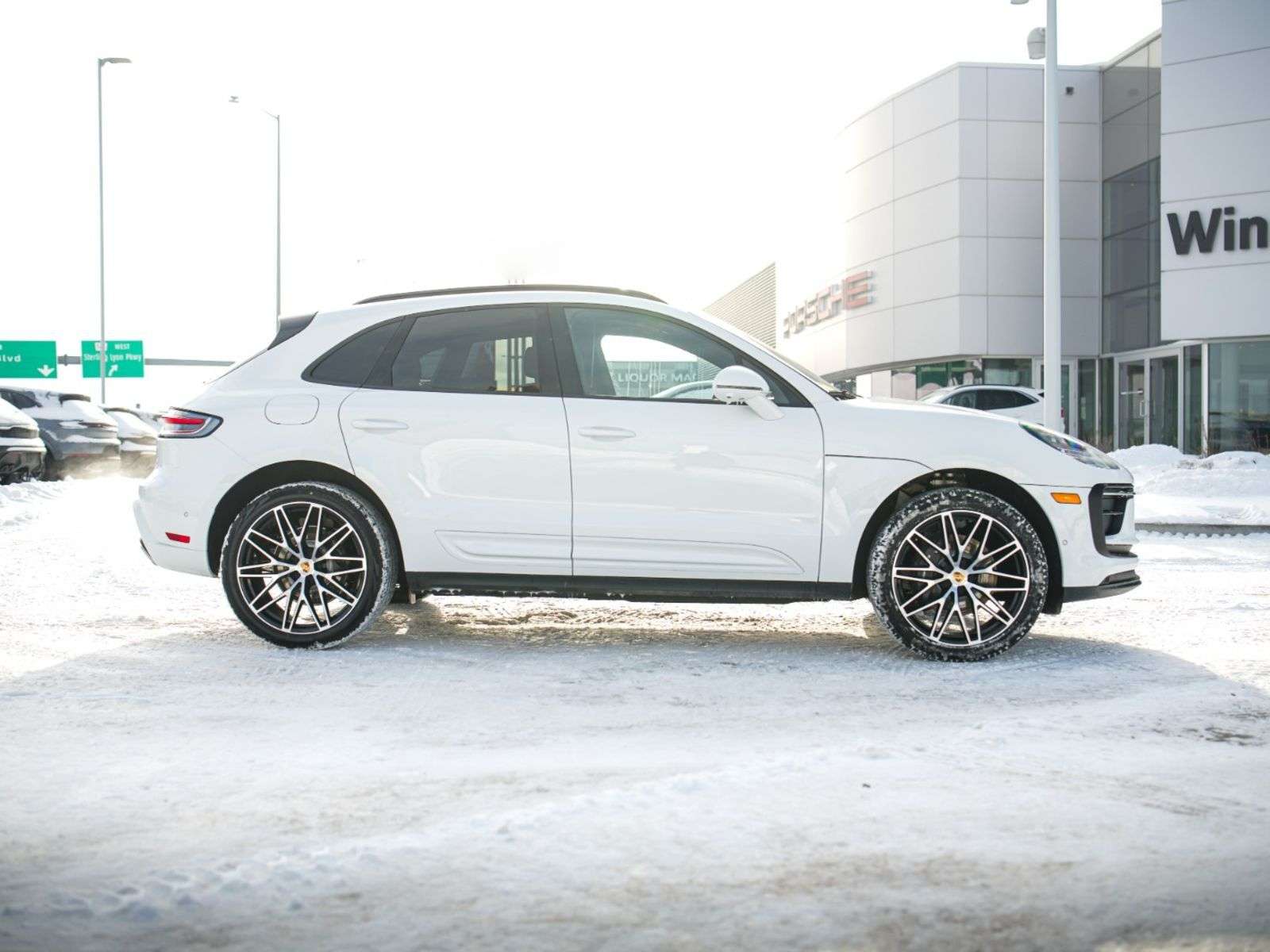 2026 Porsche Macan thumb 8