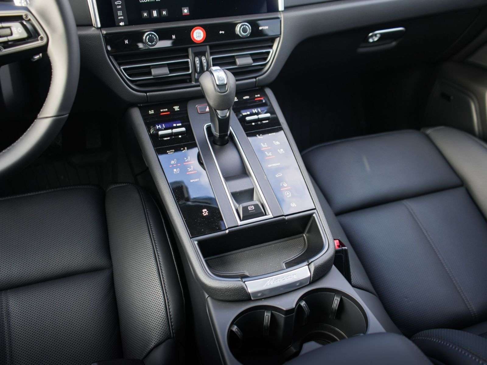 2026 Porsche Macan thumb 25