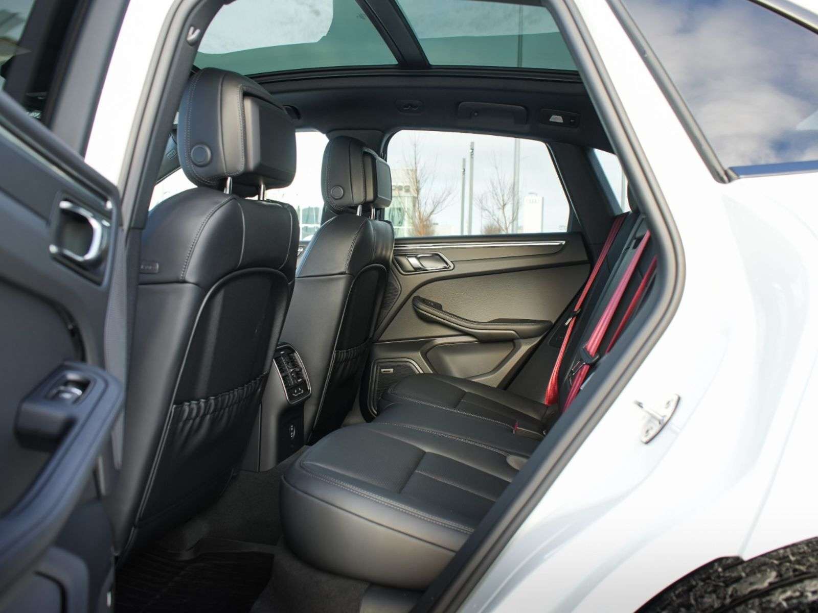 2026 Porsche Macan thumb 19
