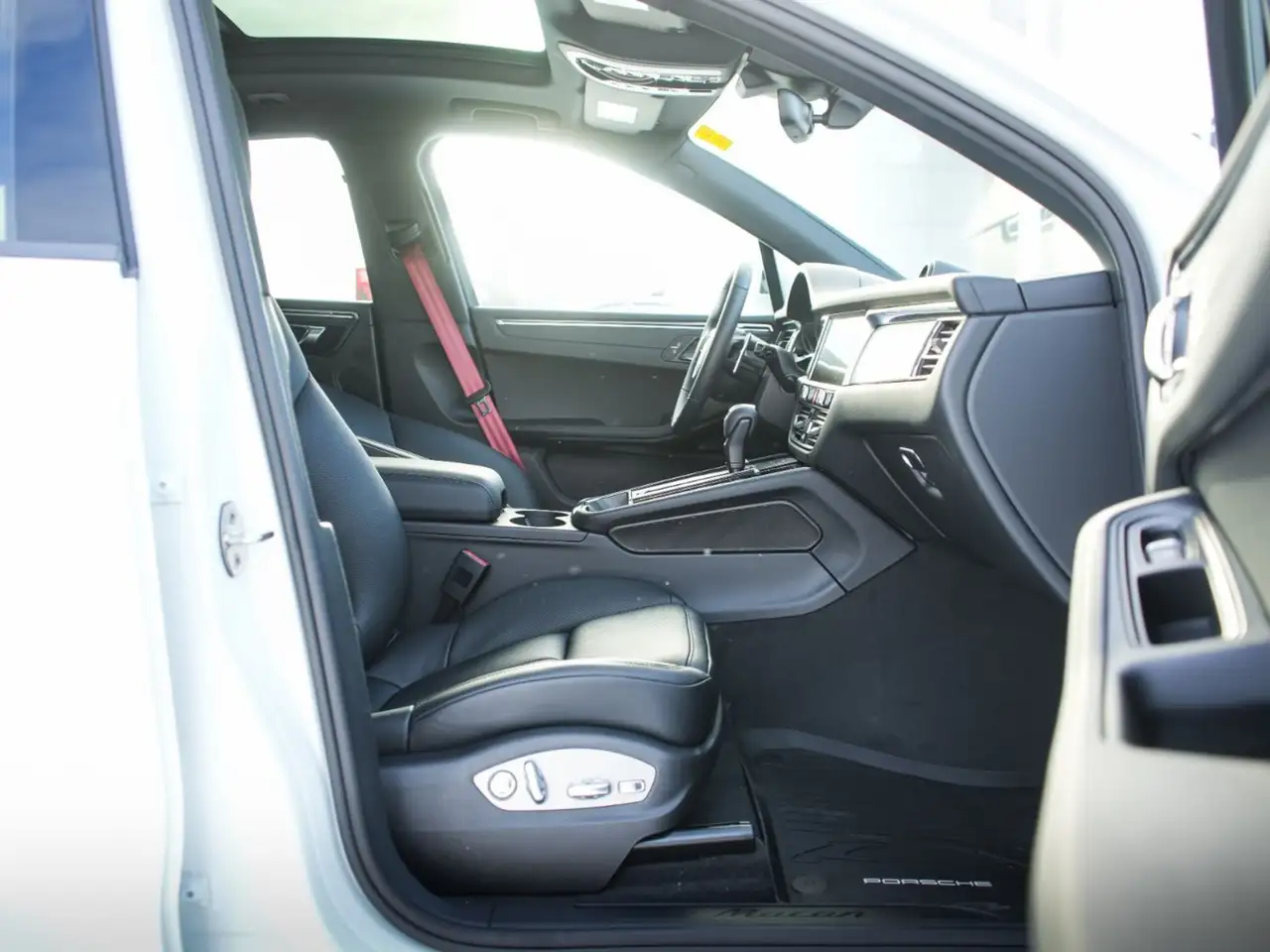 Porsche Macan photo Porsche Macan