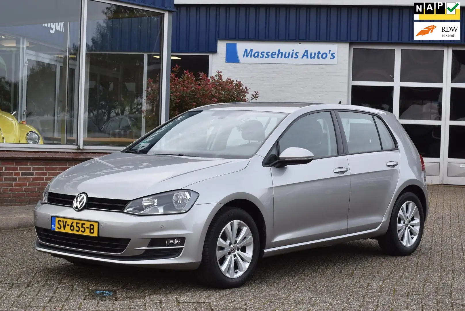 Volkswagen Golf 1.2 TSI Connected Series 65dkm App-connect PDC V+A Grijs - 1