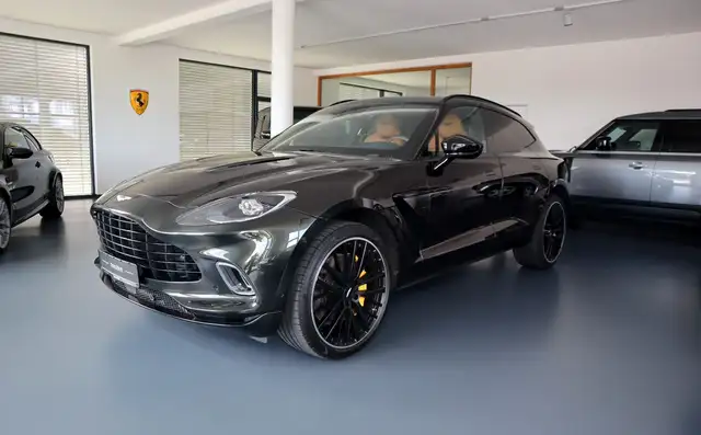 Aston Martin DBX 4.0 V8 / 23" / Sport Exhaust / AHK / Carbon