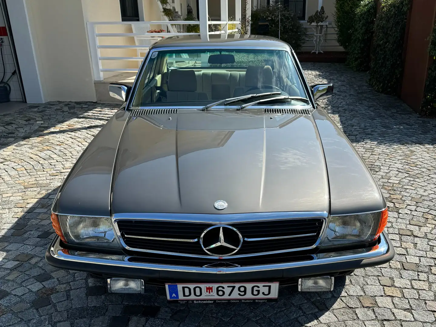 Oldtimer Mercedes Benz Coupe 107 Grigio - 2