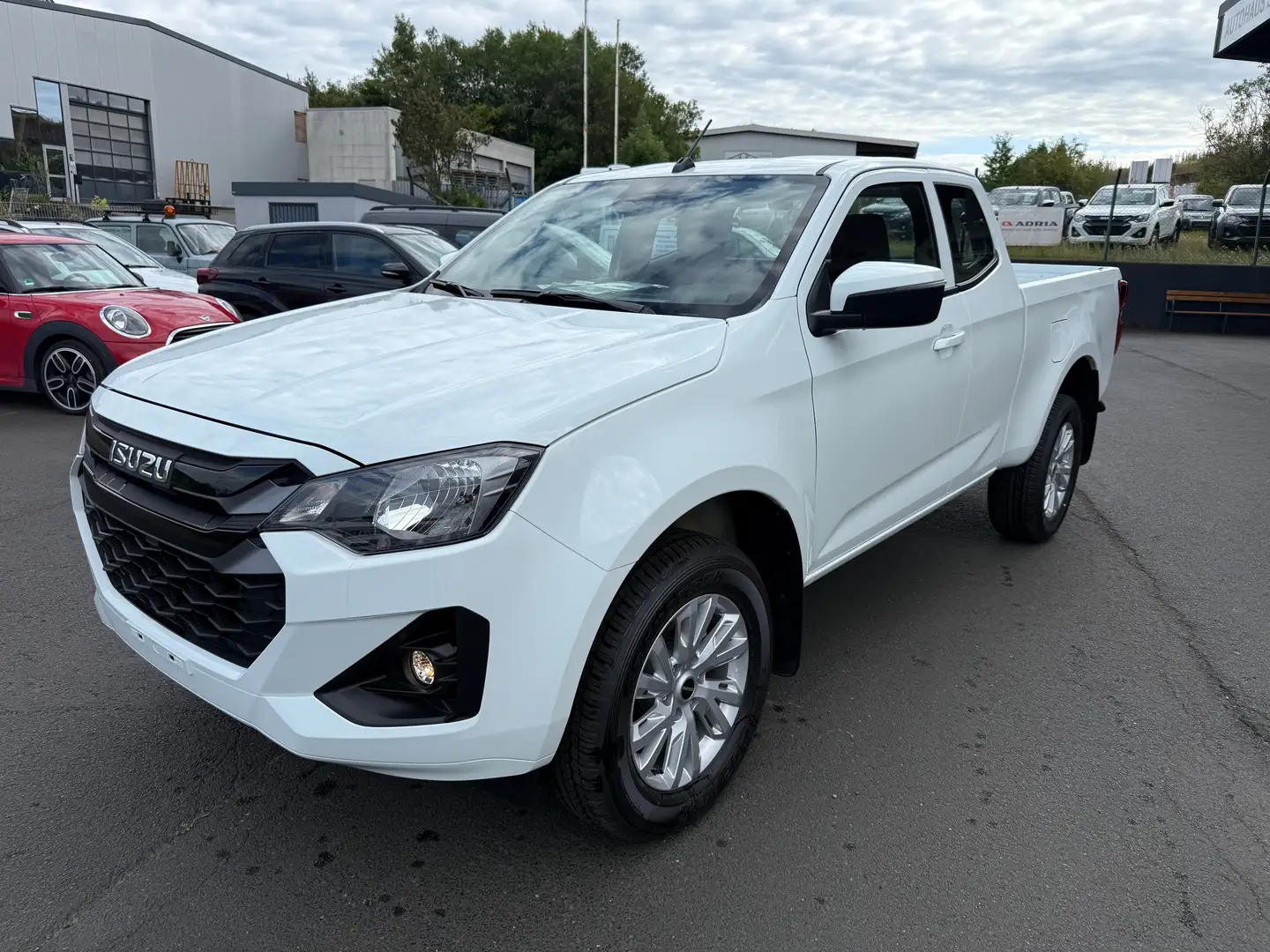 Isuzu D-Max Space Cab 4WD Autm. LS 2024 Modell Белый - 1