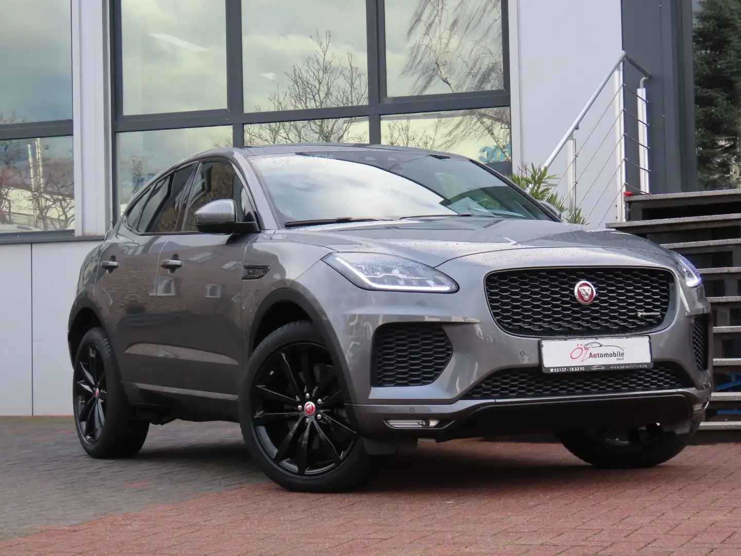 Jaguar E-Pace E-PACE R-Dynamic S AWD 1Hand Grau - 1