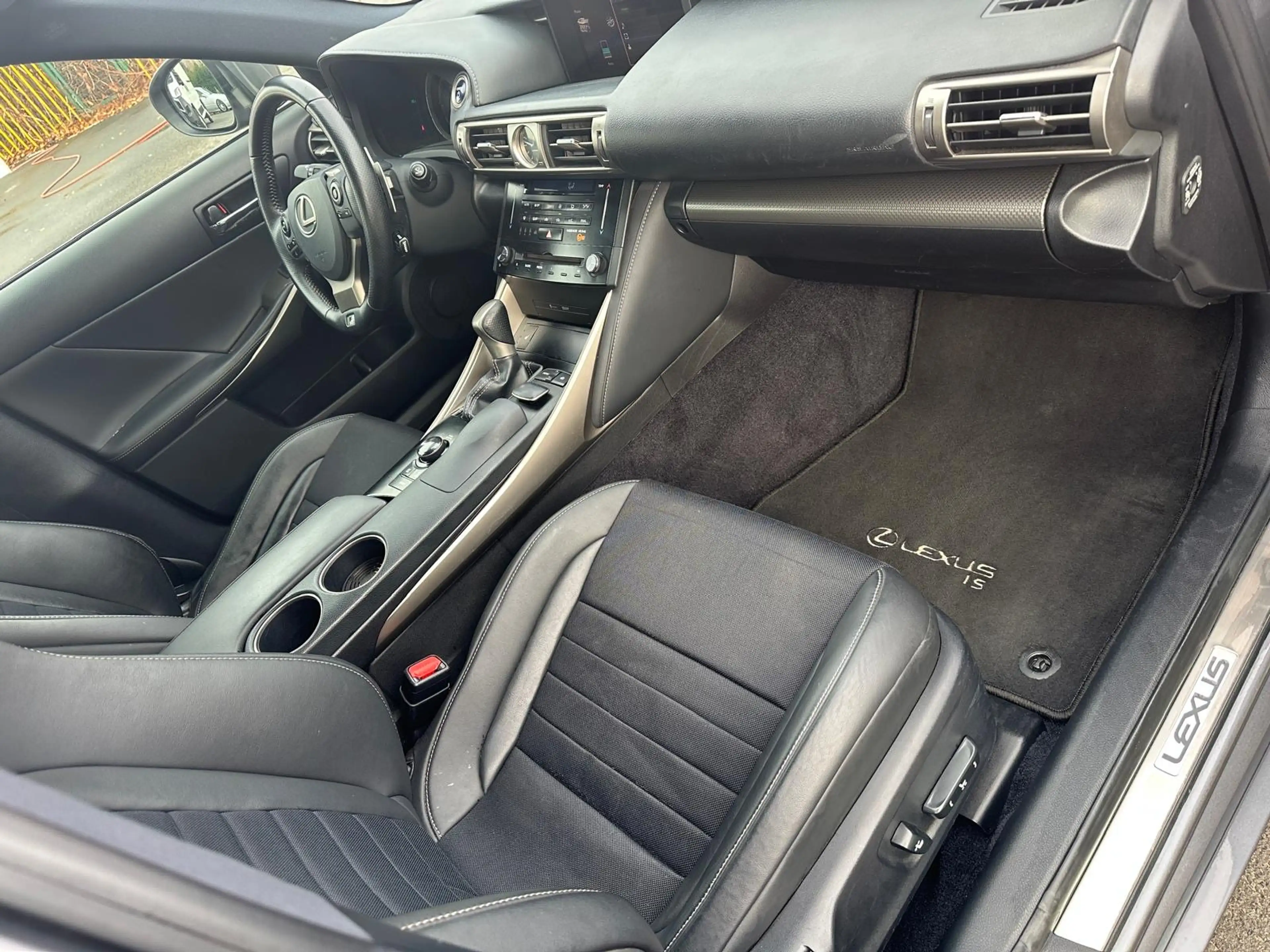 Lexus IS 300 IS 300h 2.5i F-Sport Line E-CVT — photo 8