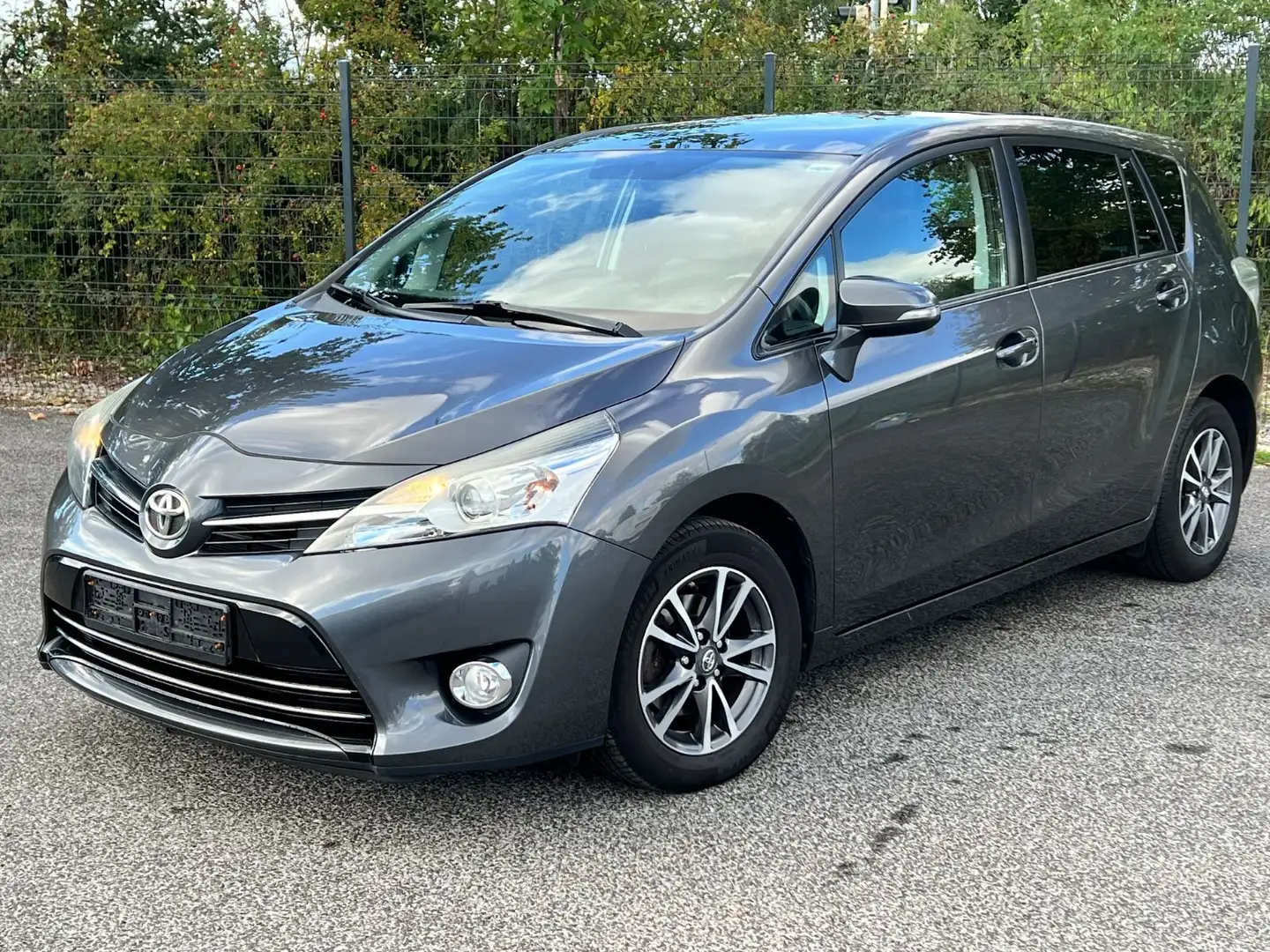 Toyota Verso SkyView Edition/Kamera/SHZ/AHK/TOP Grau - 2