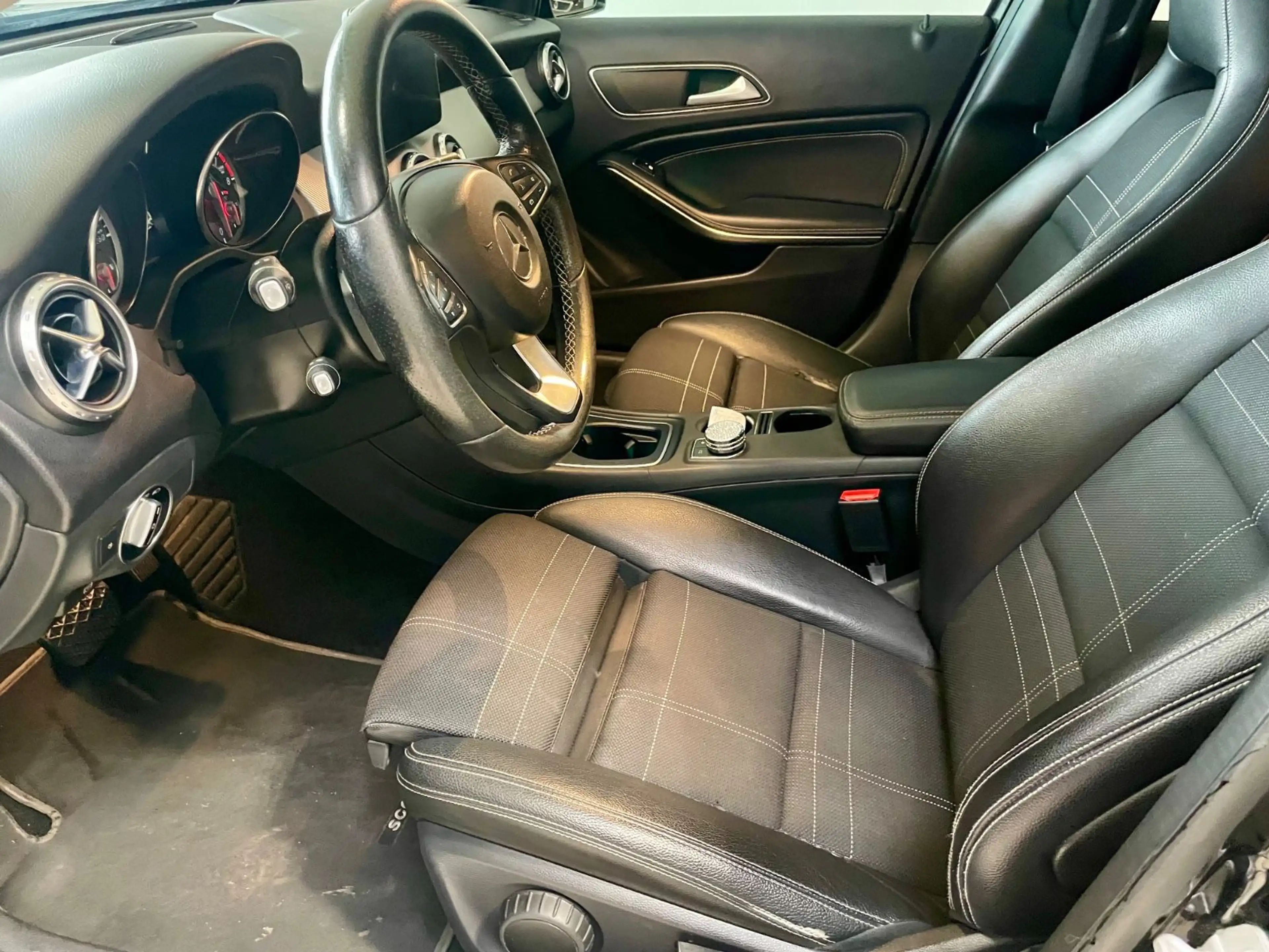 Mercedes-Benz GLA 180 Score Automatik/Leder/Navi/Alus — photo 11
