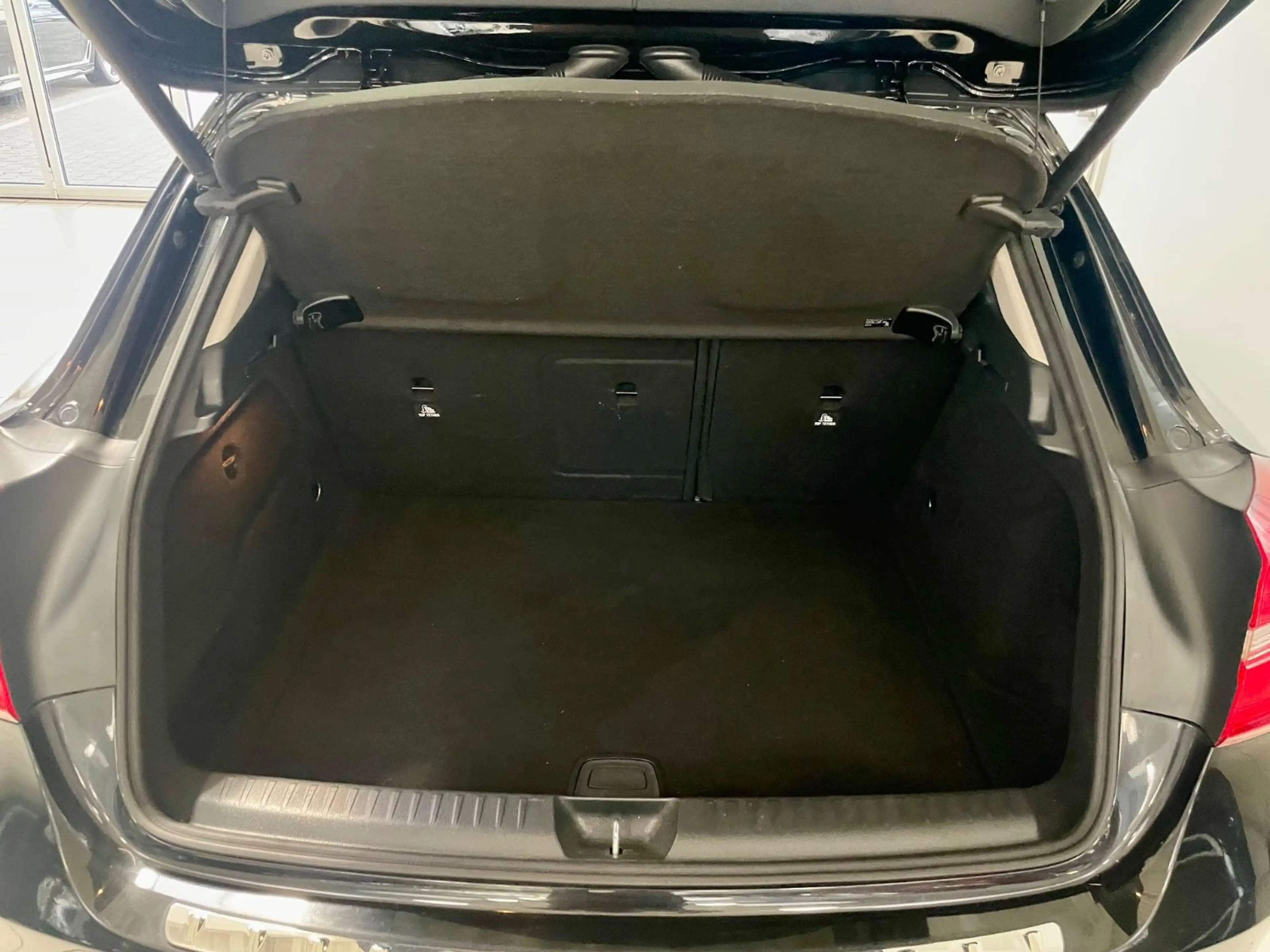 Mercedes-Benz GLA 180 Score Automatik/Leder/Navi/Alus — photo 12