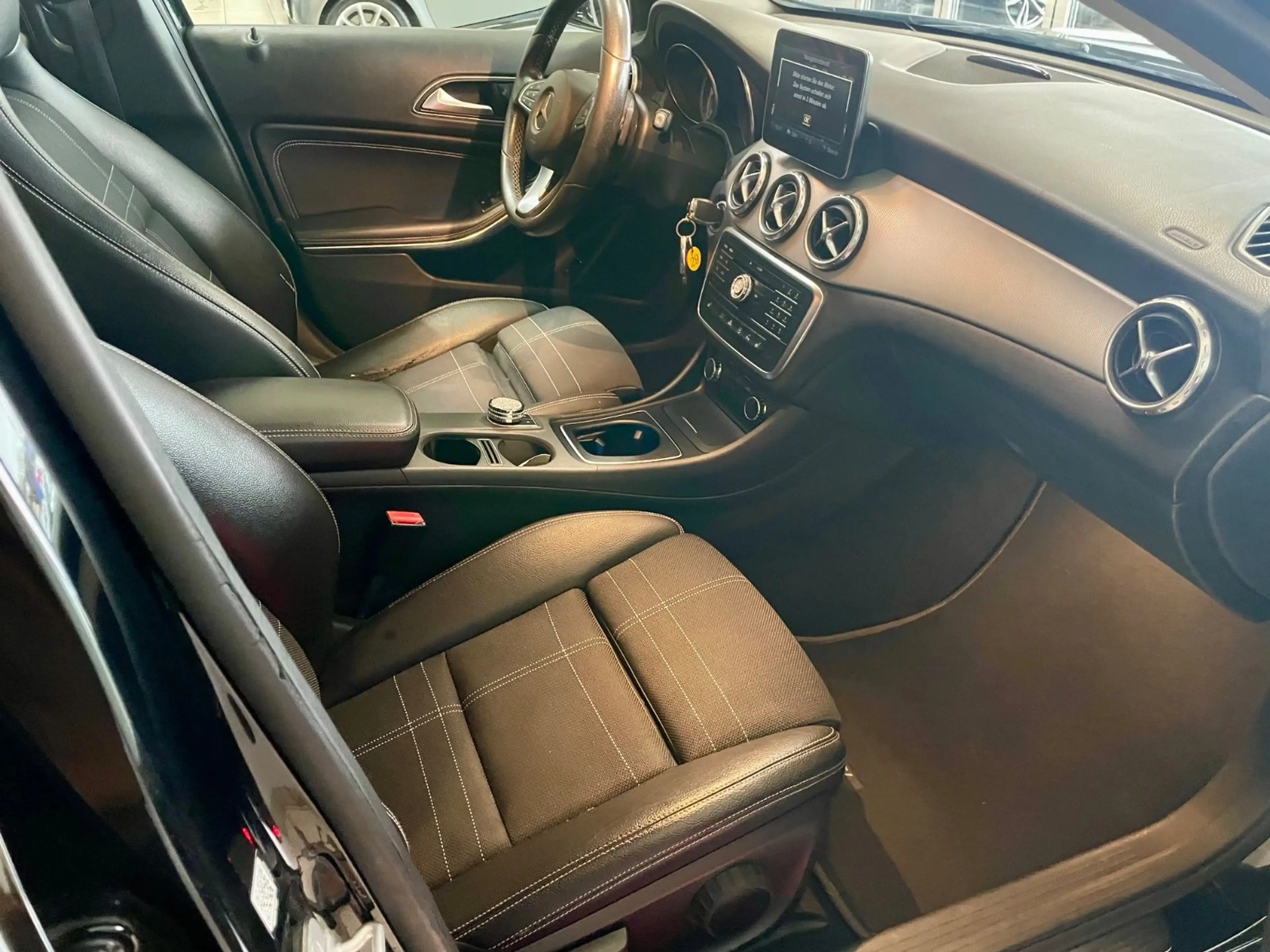 Mercedes-Benz GLA 180 Score Automatik/Leder/Navi/Alus — photo 8