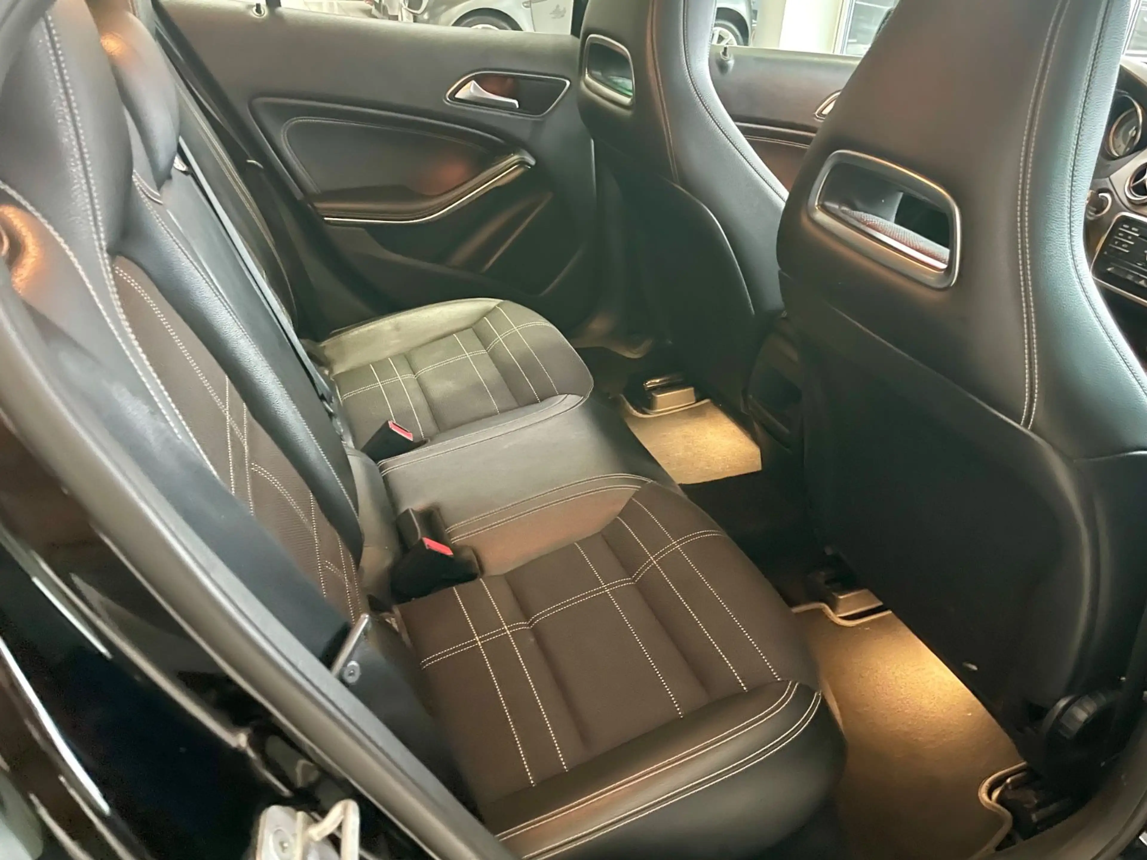 Mercedes-Benz GLA 180 Score Automatik/Leder/Navi/Alus — photo 10