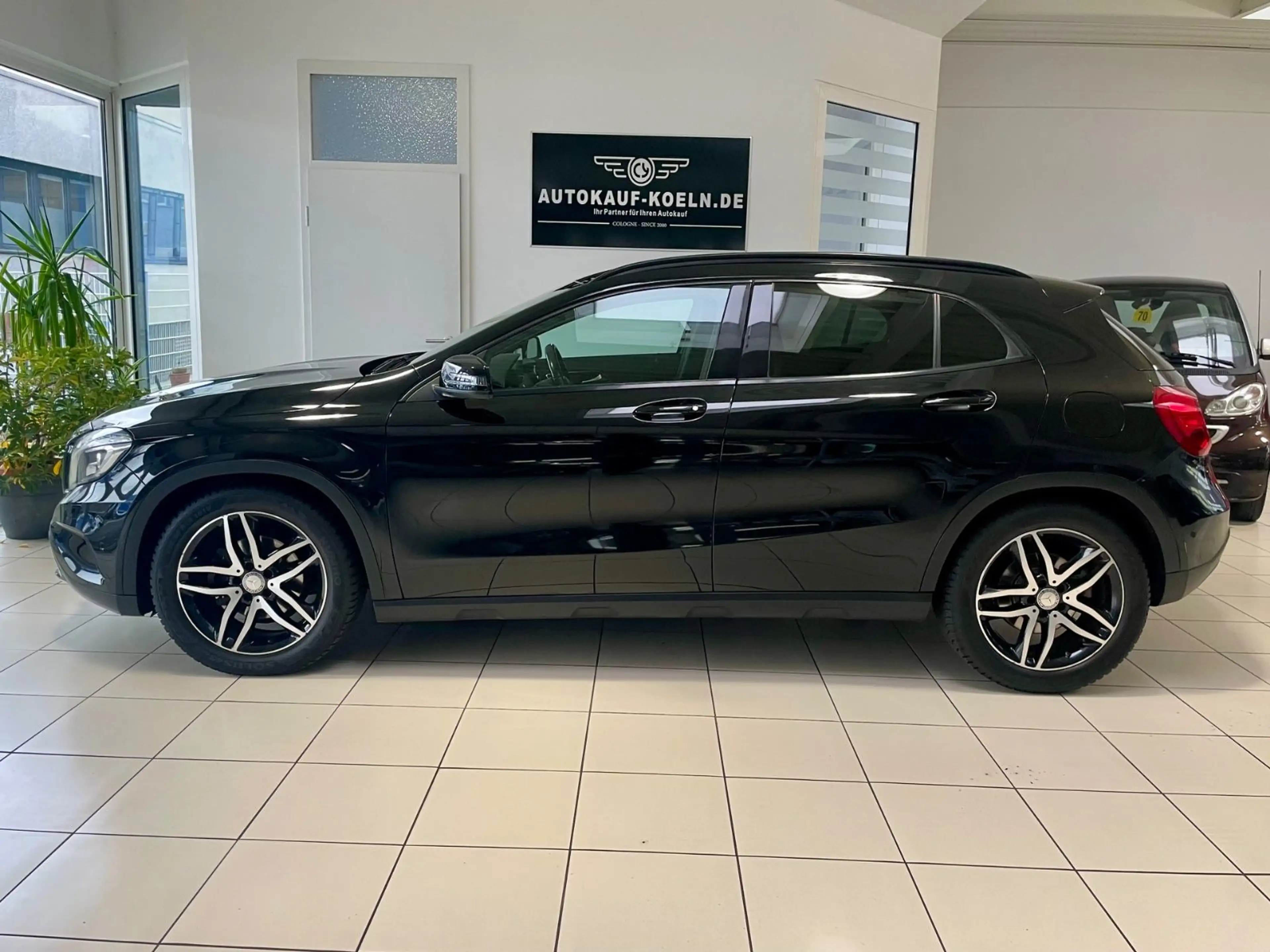 Mercedes-Benz GLA 180 Score Automatik/Leder/Navi/Alus — photo 2
