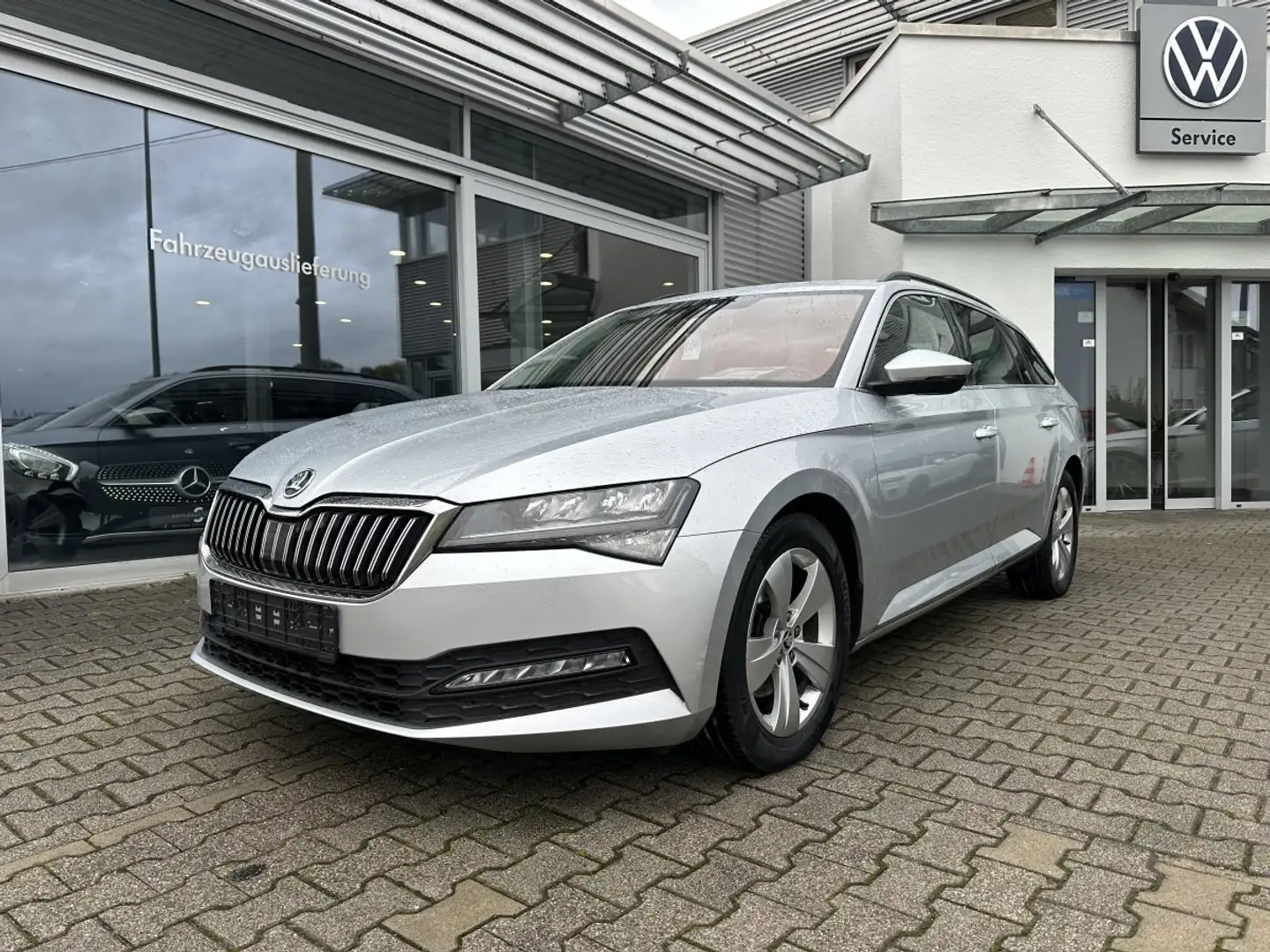 Skoda Superb Combi 2.0TDI DSG STYLE*VC*LED*NAVI*PDC*ALU Plateado - 1