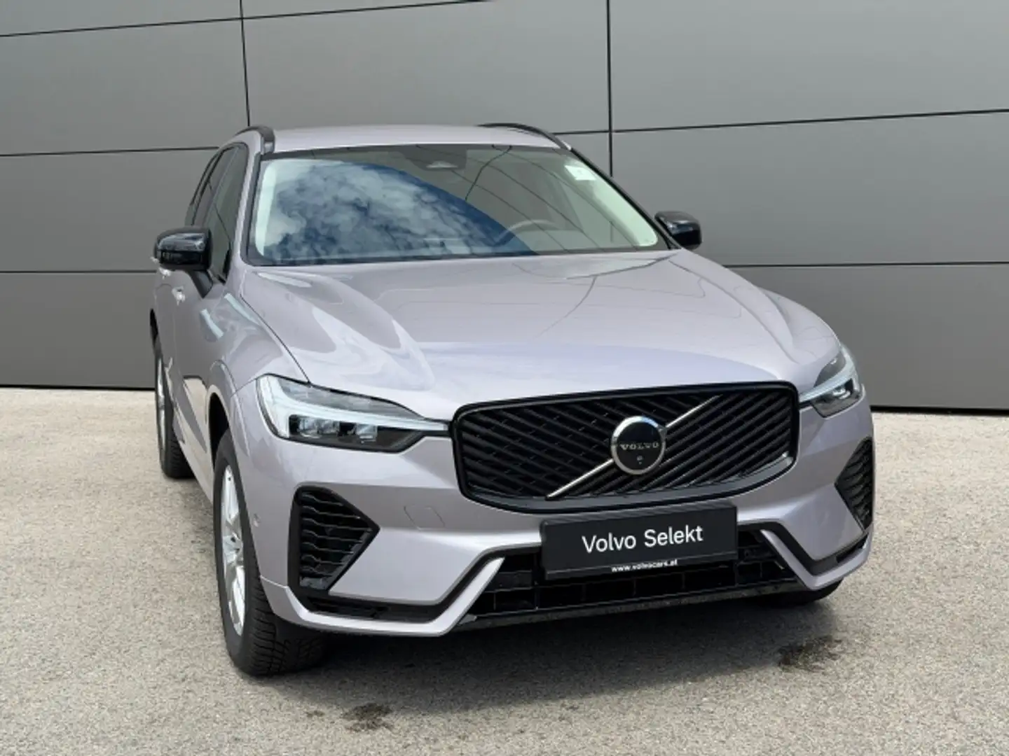Volvo XC60 T6 AWD PHEV 18,8kWh Plus Dark Aut. Grau - 2