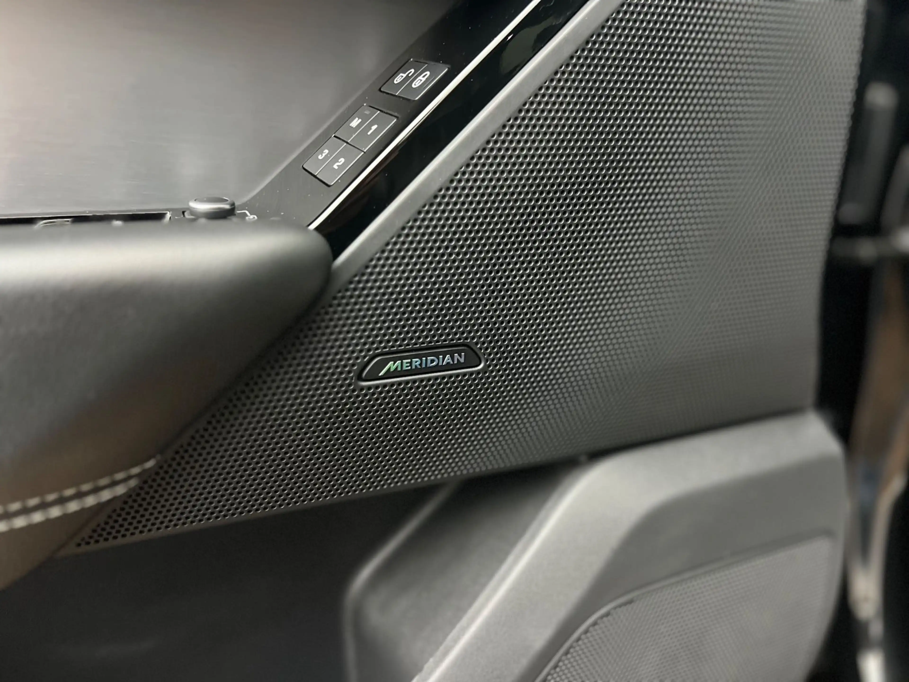 Land Rover Range Rover Velar RANGE ROVER VELAR R-DYNAMIC / MERIDIAN / 1.HAND/ — photo 16