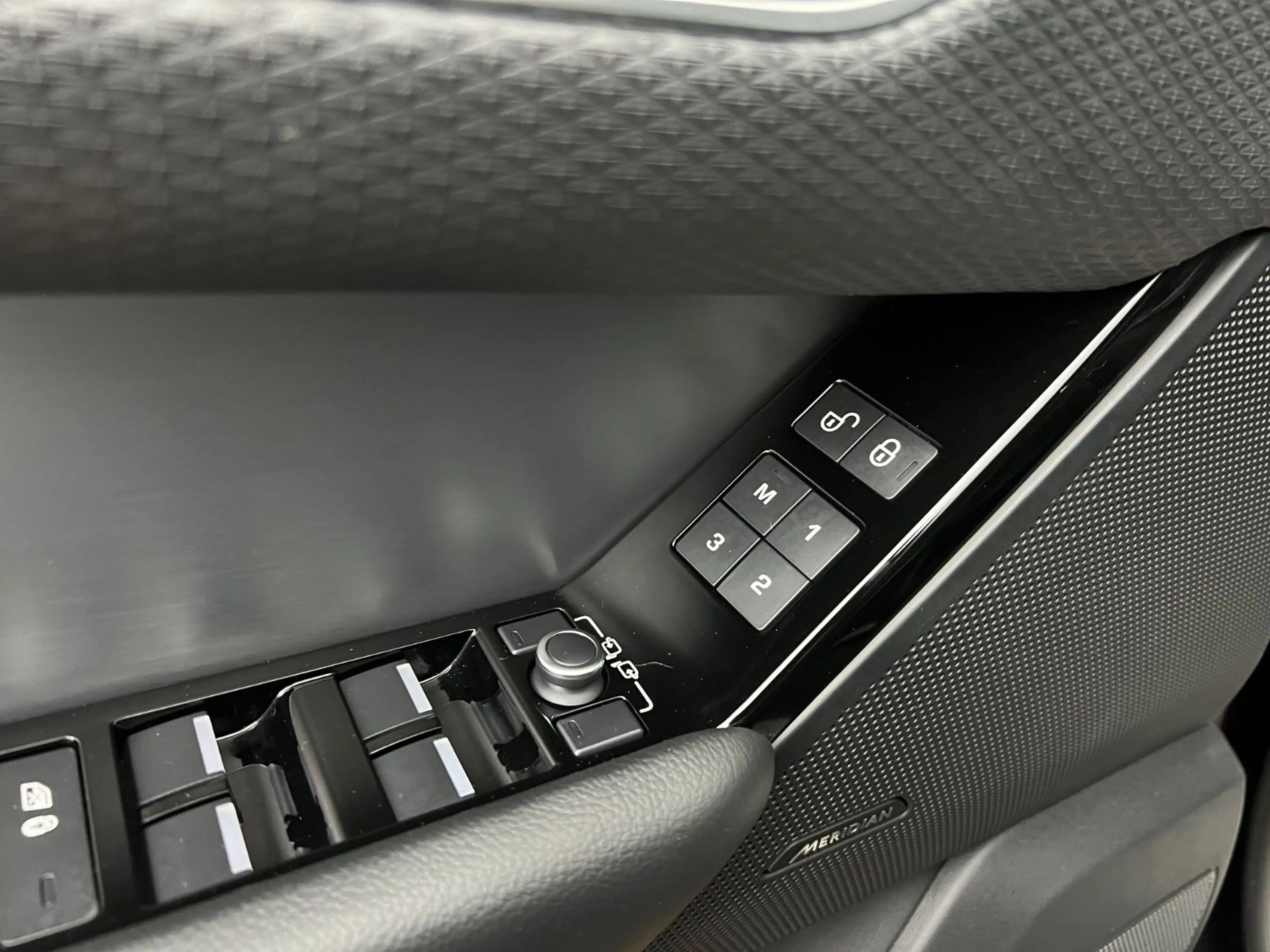 Land Rover Range Rover Velar RANGE ROVER VELAR R-DYNAMIC / MERIDIAN / 1.HAND/ — photo 15