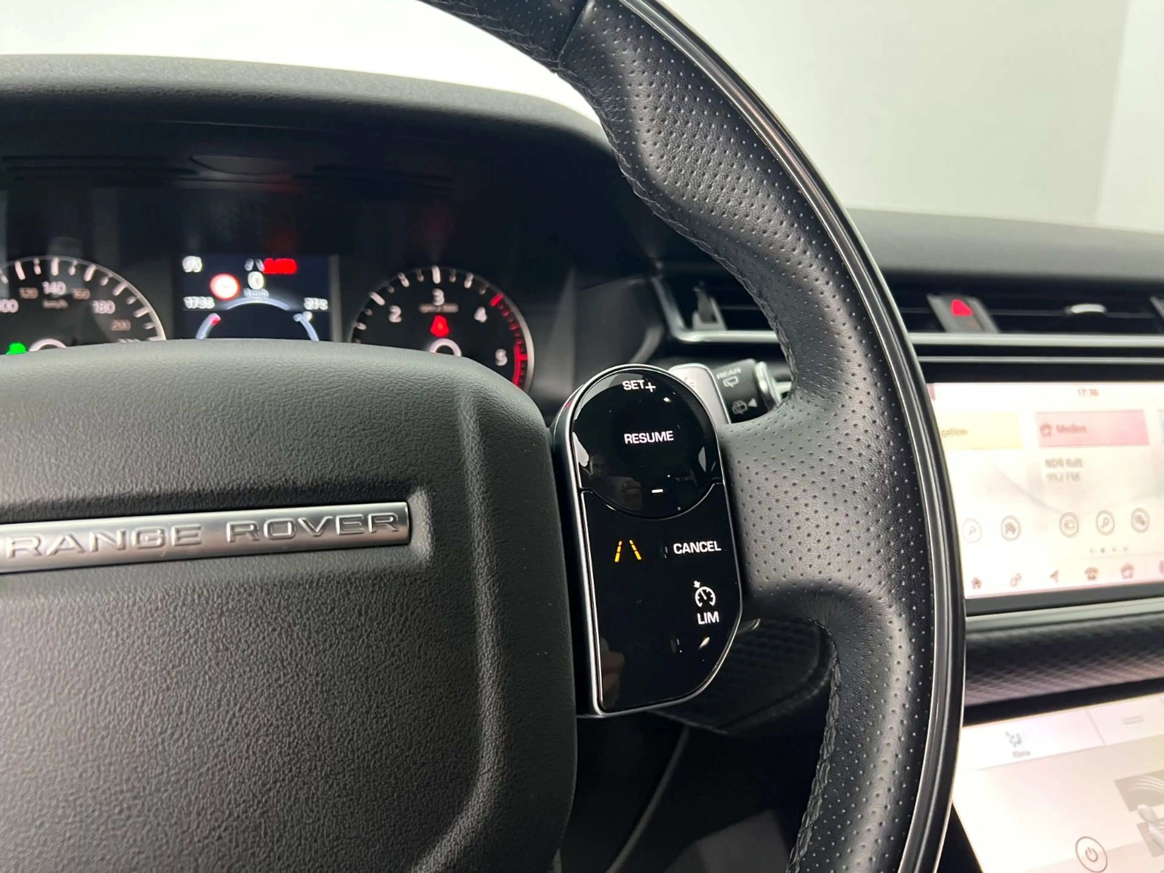 Land Rover Range Rover Velar RANGE ROVER VELAR R-DYNAMIC / MERIDIAN / 1.HAND/ — photo 22