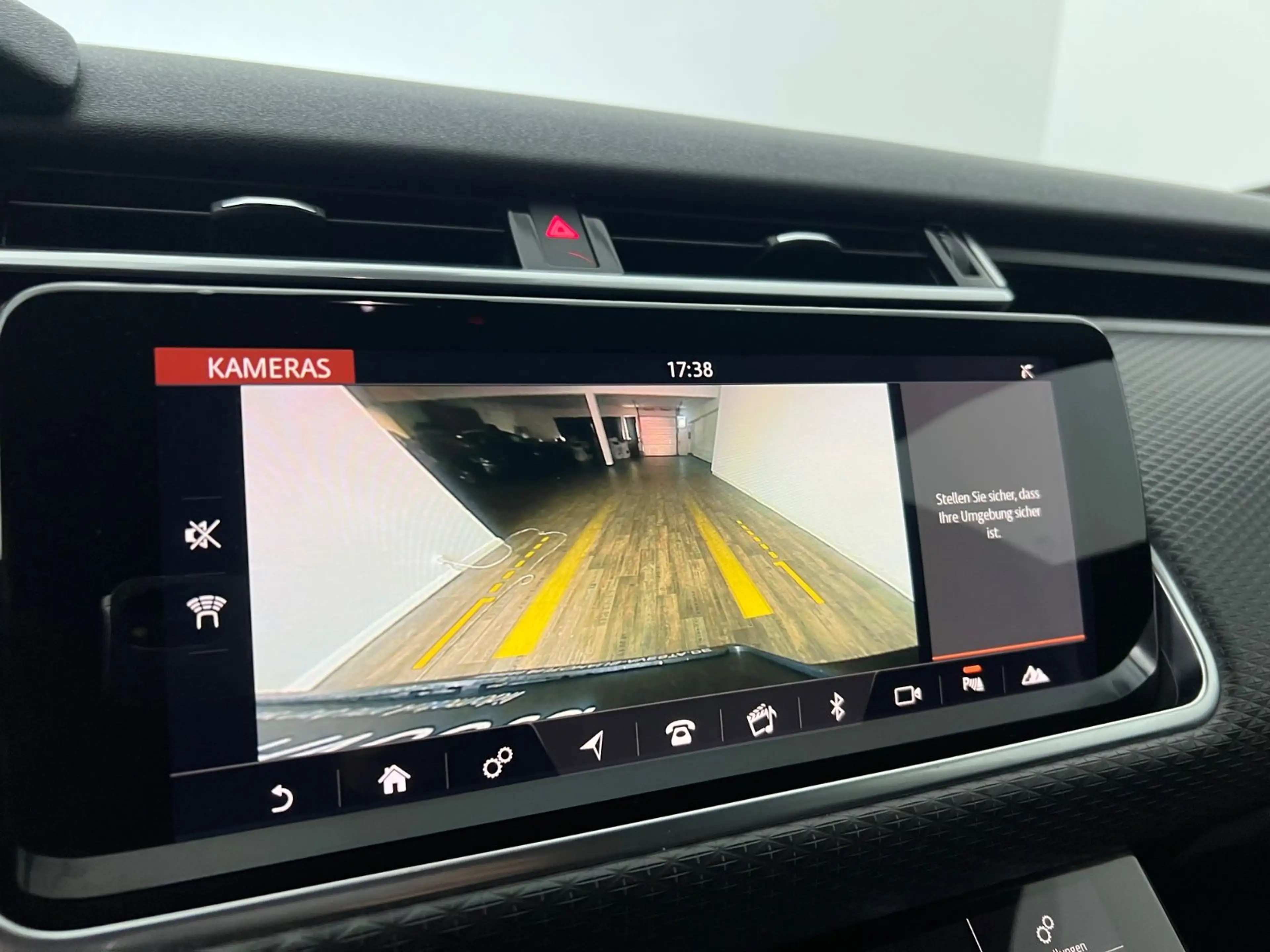 Land Rover Range Rover Velar RANGE ROVER VELAR R-DYNAMIC / MERIDIAN / 1.HAND/ — photo 29