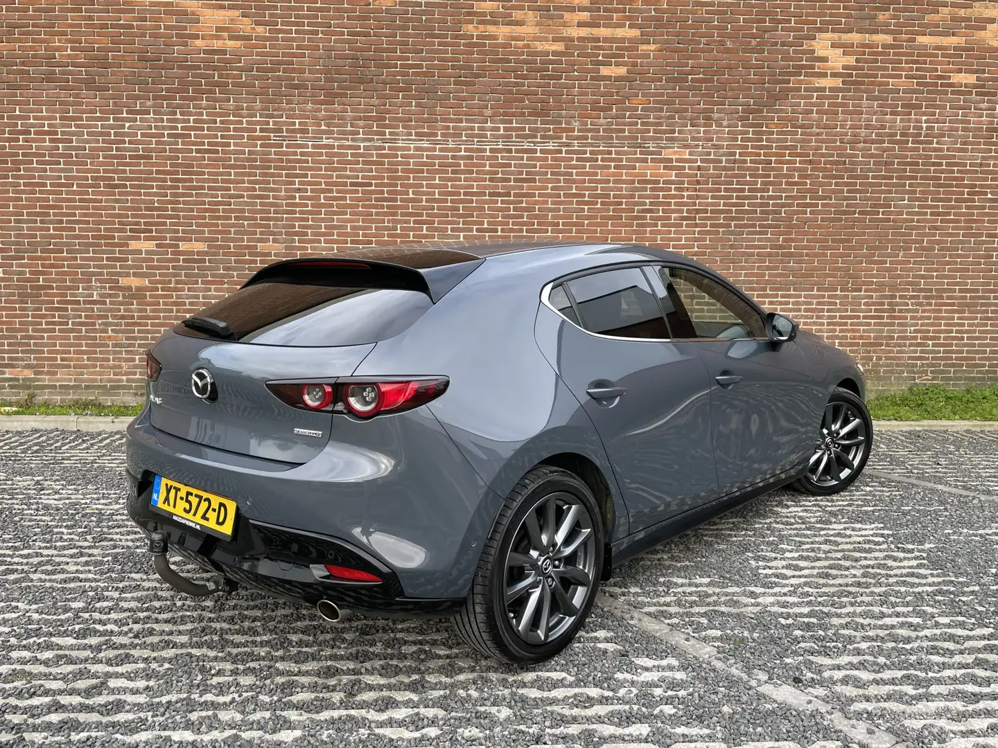 Mazda 3 2.0 e-SkyActiv-G 122 M Hybrid Luxury | TREKHAAK | Gris - 2
