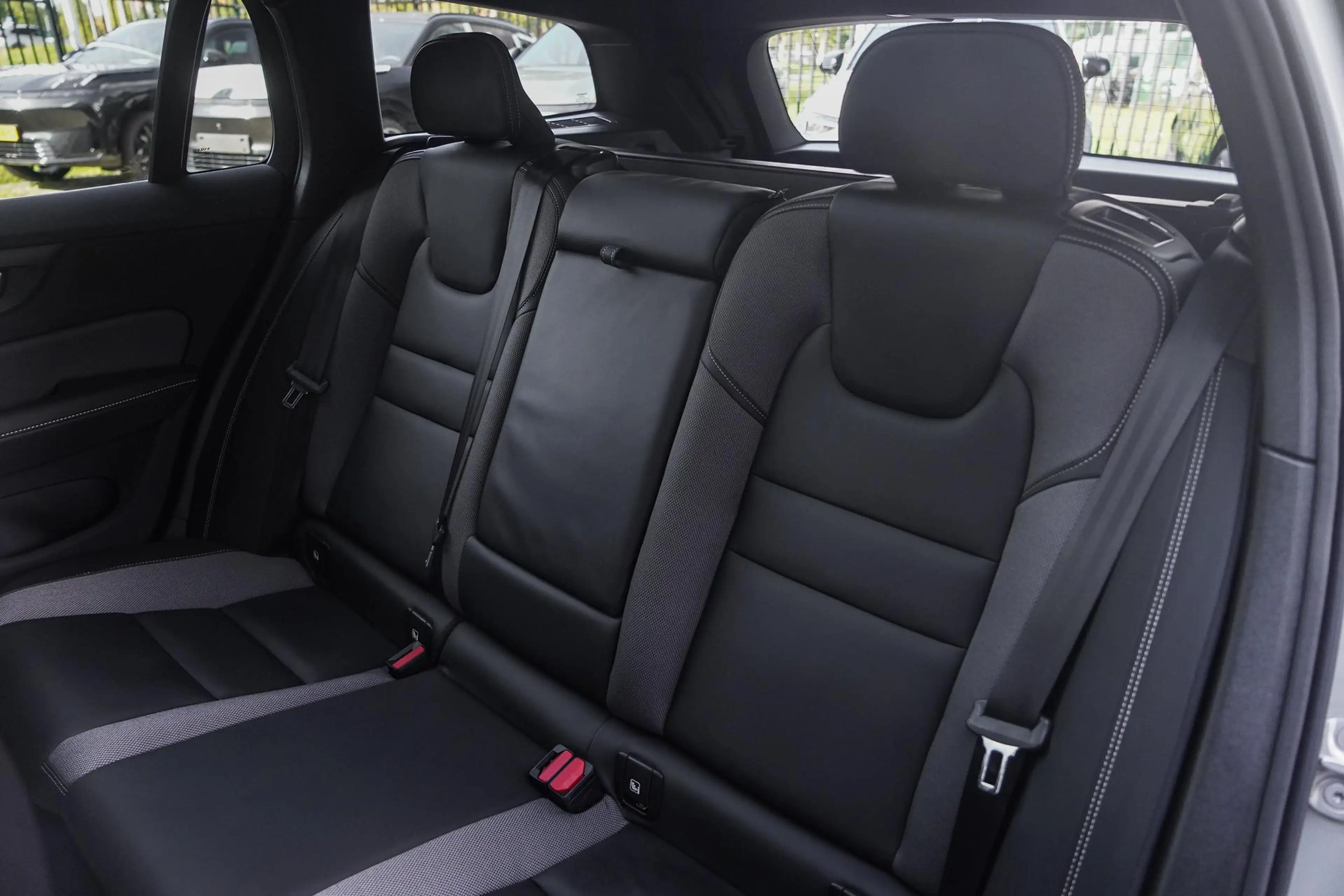 Volvo V60 2.0 T8 Plug-in hybrid AWD Ultra Dark | Google on B — photo 14