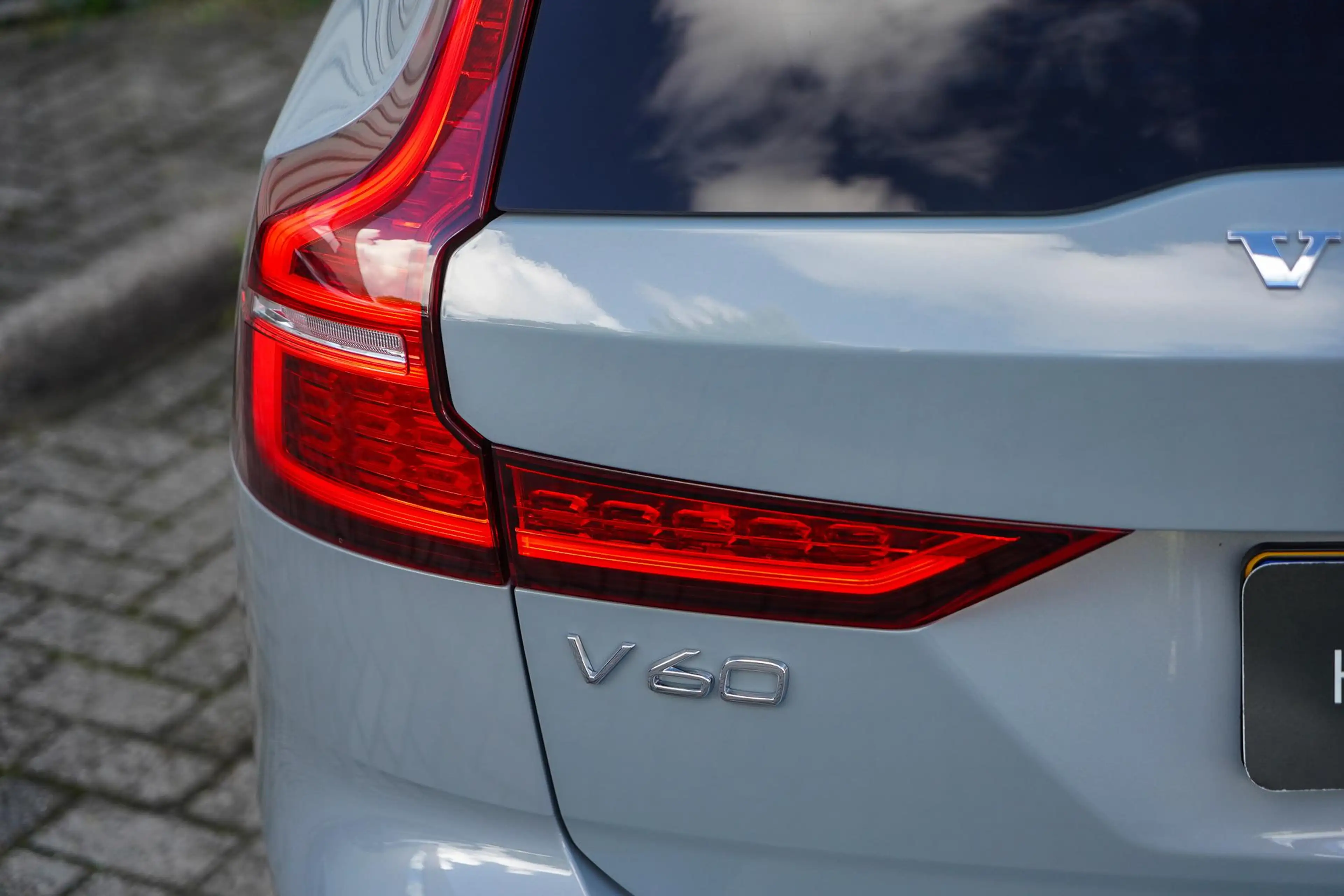 Volvo V60 2.0 T8 Plug-in hybrid AWD Ultra Dark | Google on B — photo 8