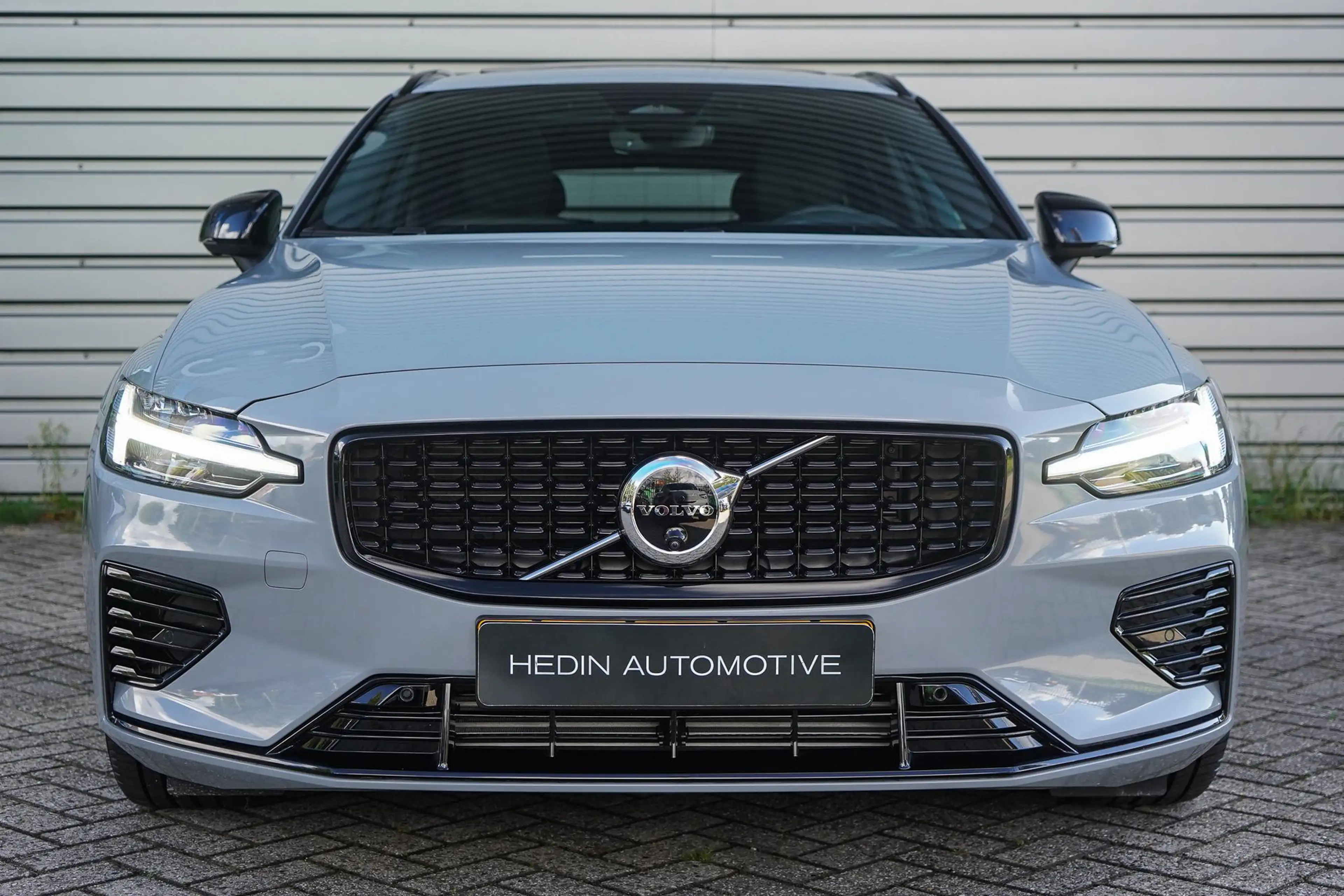 Volvo V60 2.0 T8 Plug-in hybrid AWD Ultra Dark | Google on B — photo 2