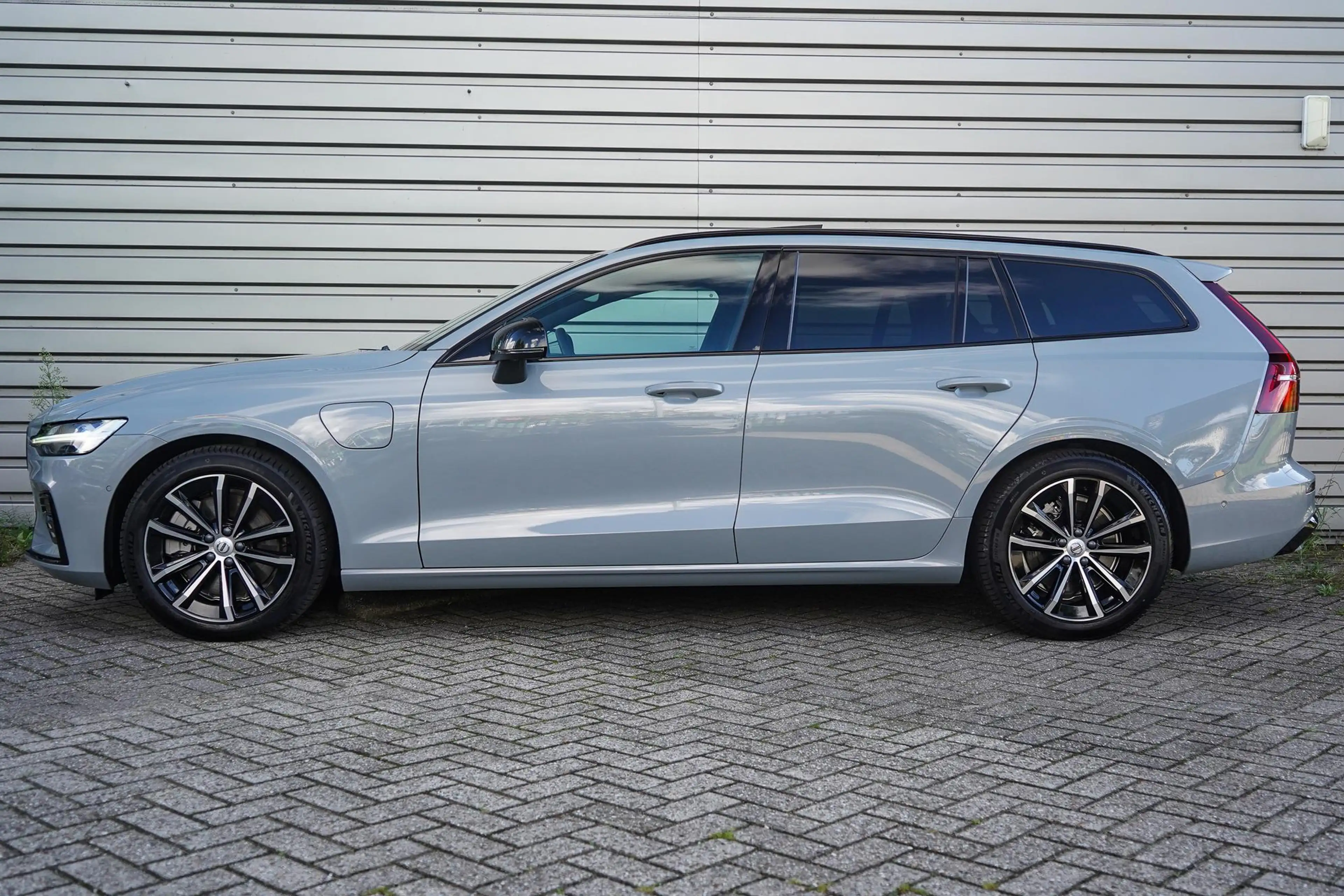Volvo V60 2.0 T8 Plug-in hybrid AWD Ultra Dark | Google on B — photo 3