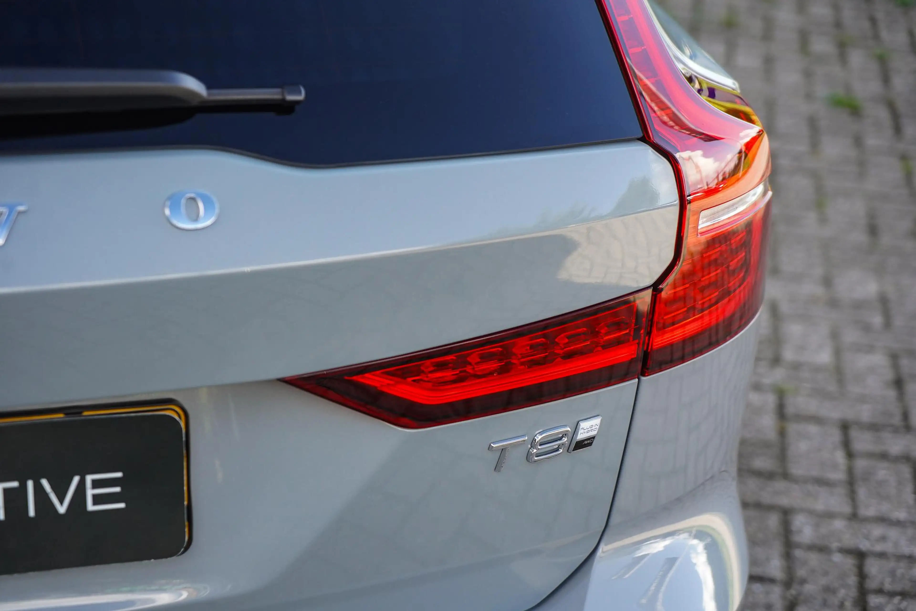 Volvo V60 2.0 T8 Plug-in hybrid AWD Ultra Dark | Google on B — photo 9