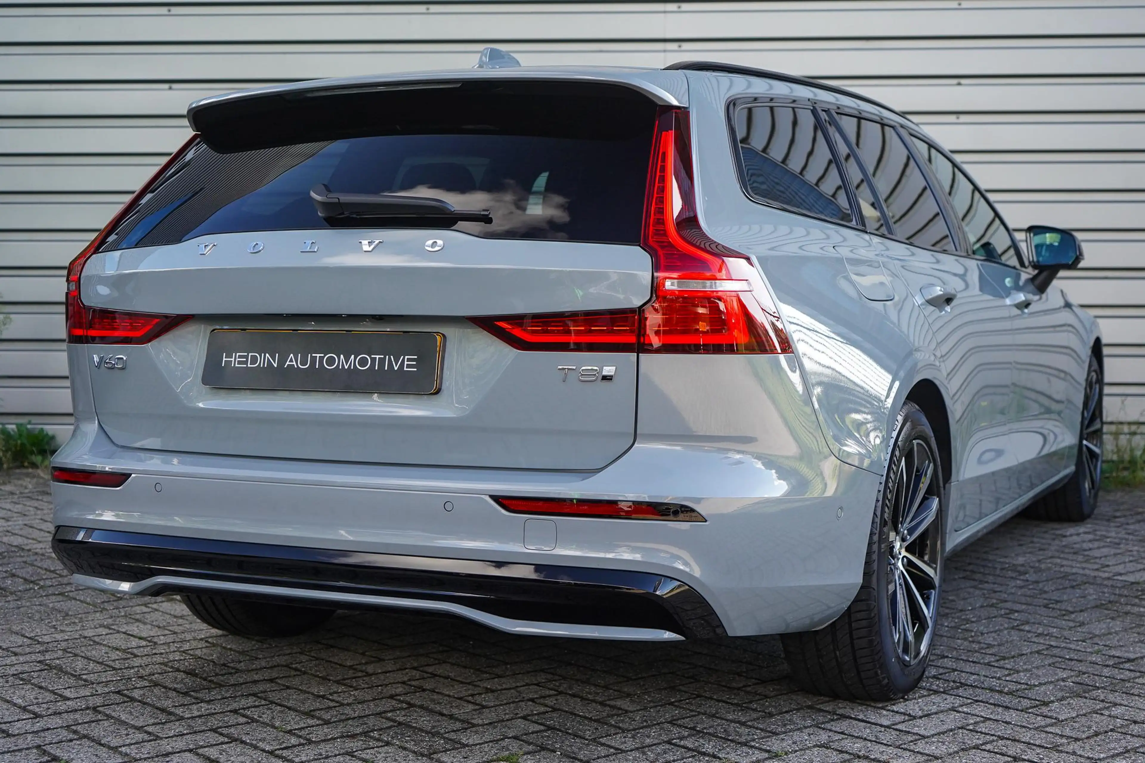 Volvo V60 2.0 T8 Plug-in hybrid AWD Ultra Dark | Google on B — photo 6