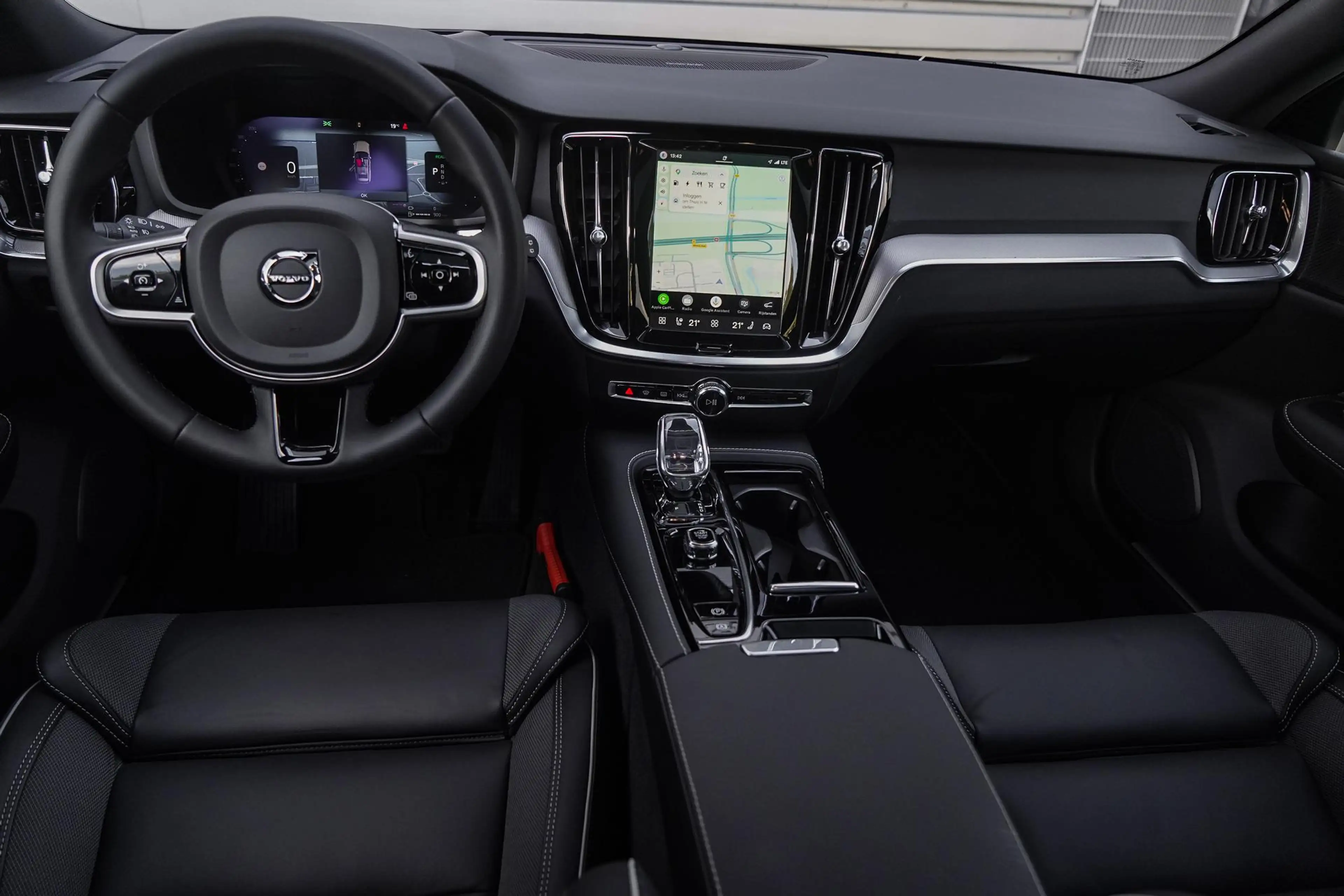 Volvo V60 2.0 T8 Plug-in hybrid AWD Ultra Dark | Google on B — photo 13