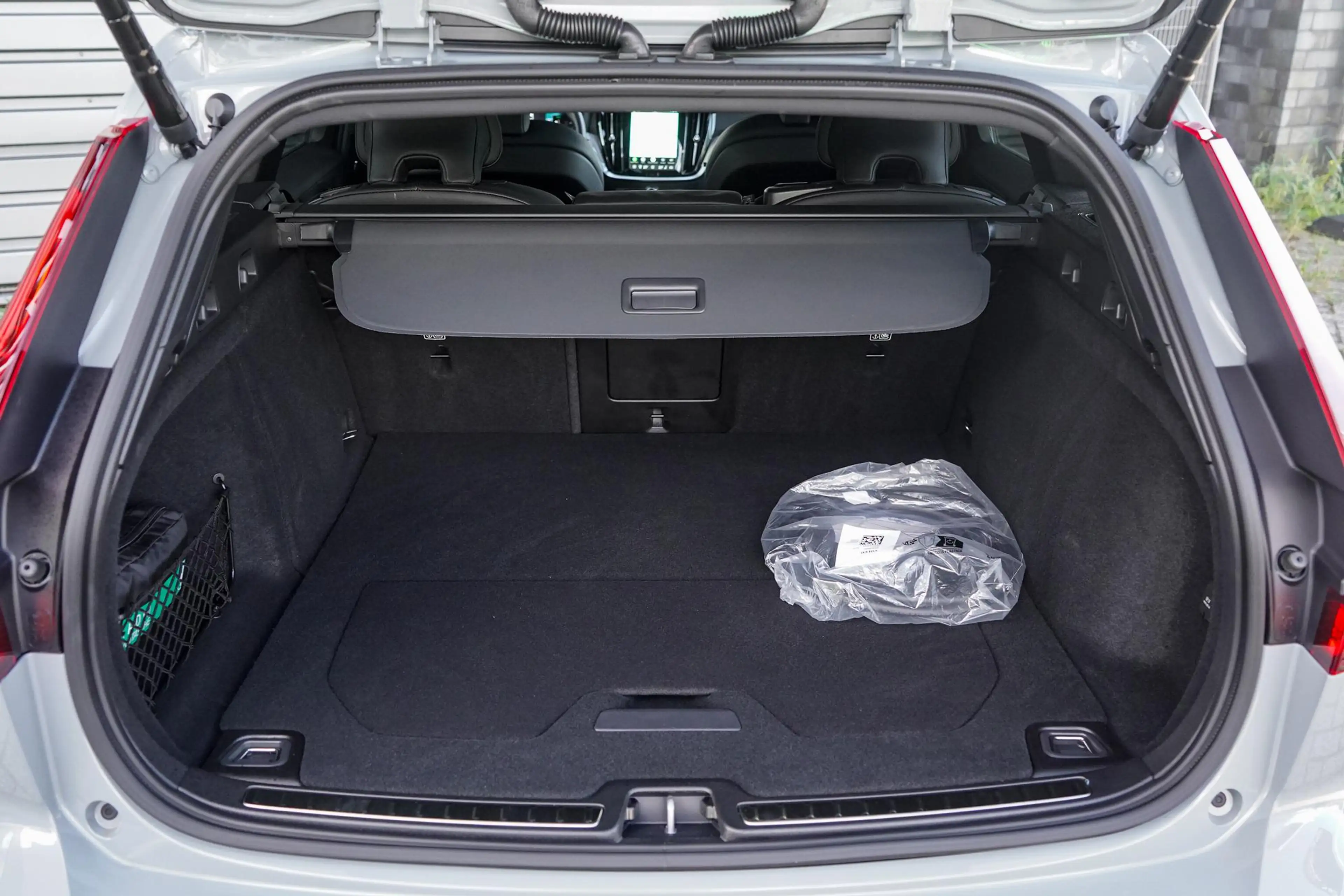 Volvo V60 2.0 T8 Plug-in hybrid AWD Ultra Dark | Google on B — photo 10