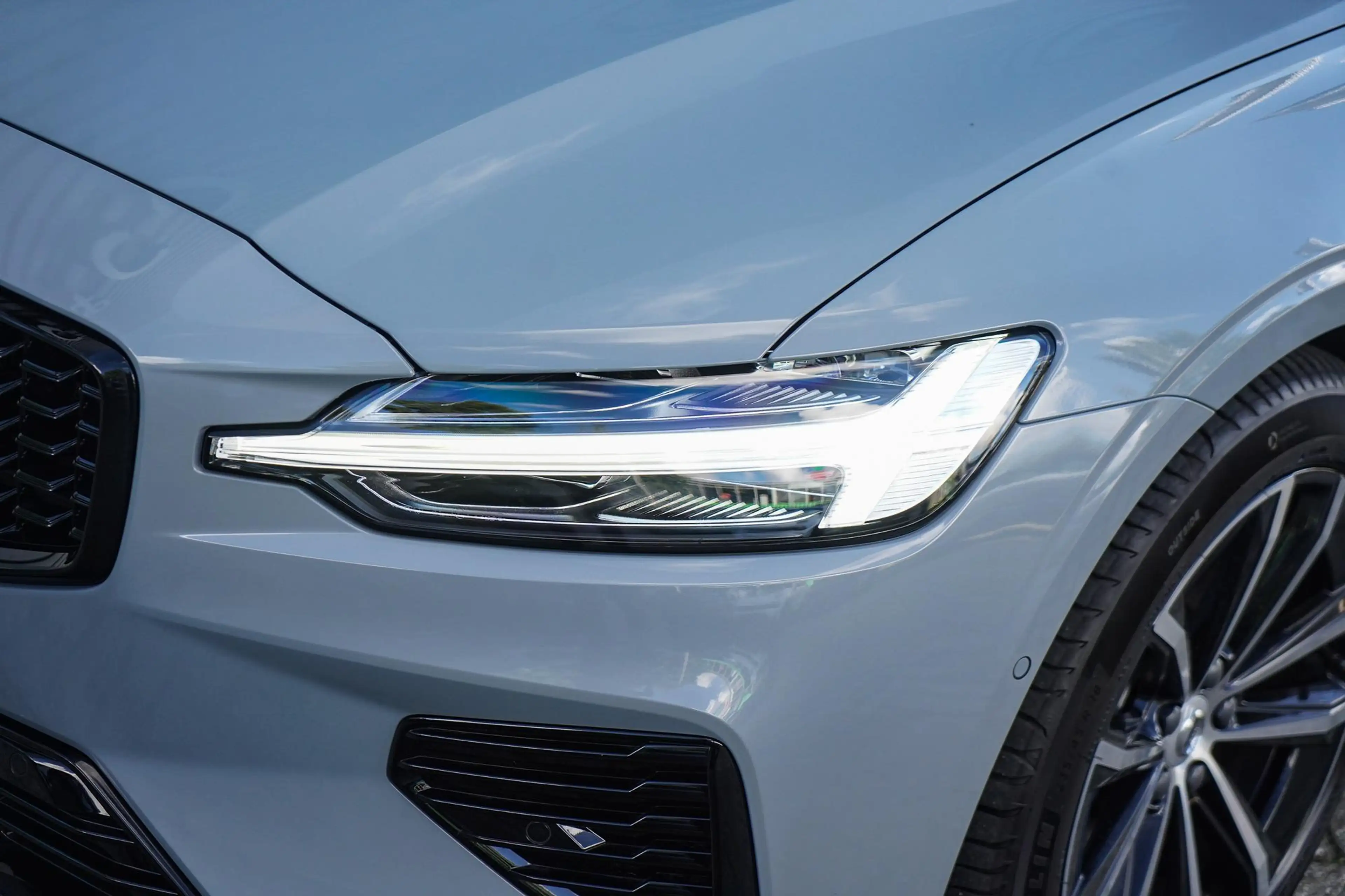 Volvo V60 2.0 T8 Plug-in hybrid AWD Ultra Dark | Google on B — photo 4