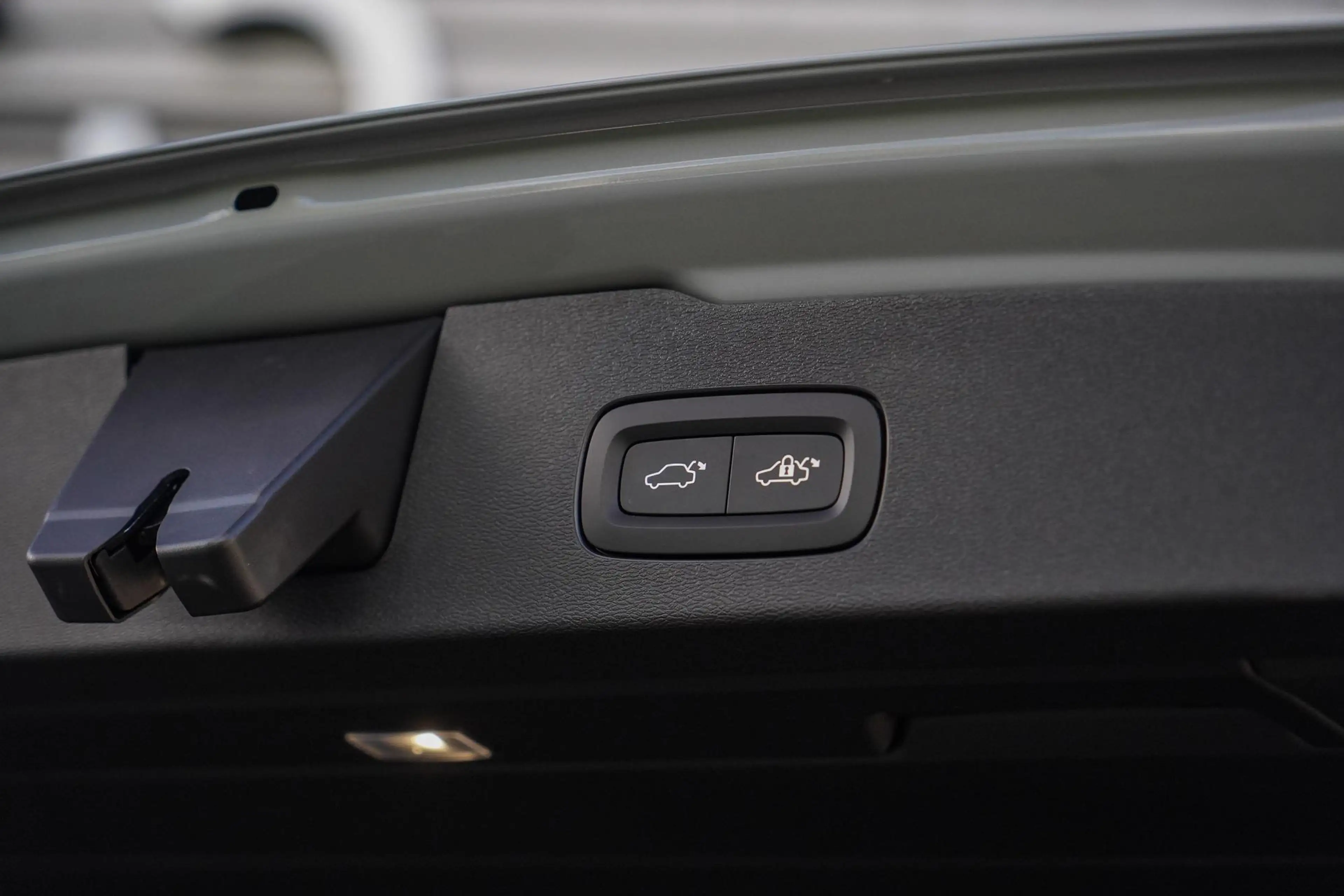 Volvo V60 2.0 T8 Plug-in hybrid AWD Ultra Dark | Google on B — photo 11