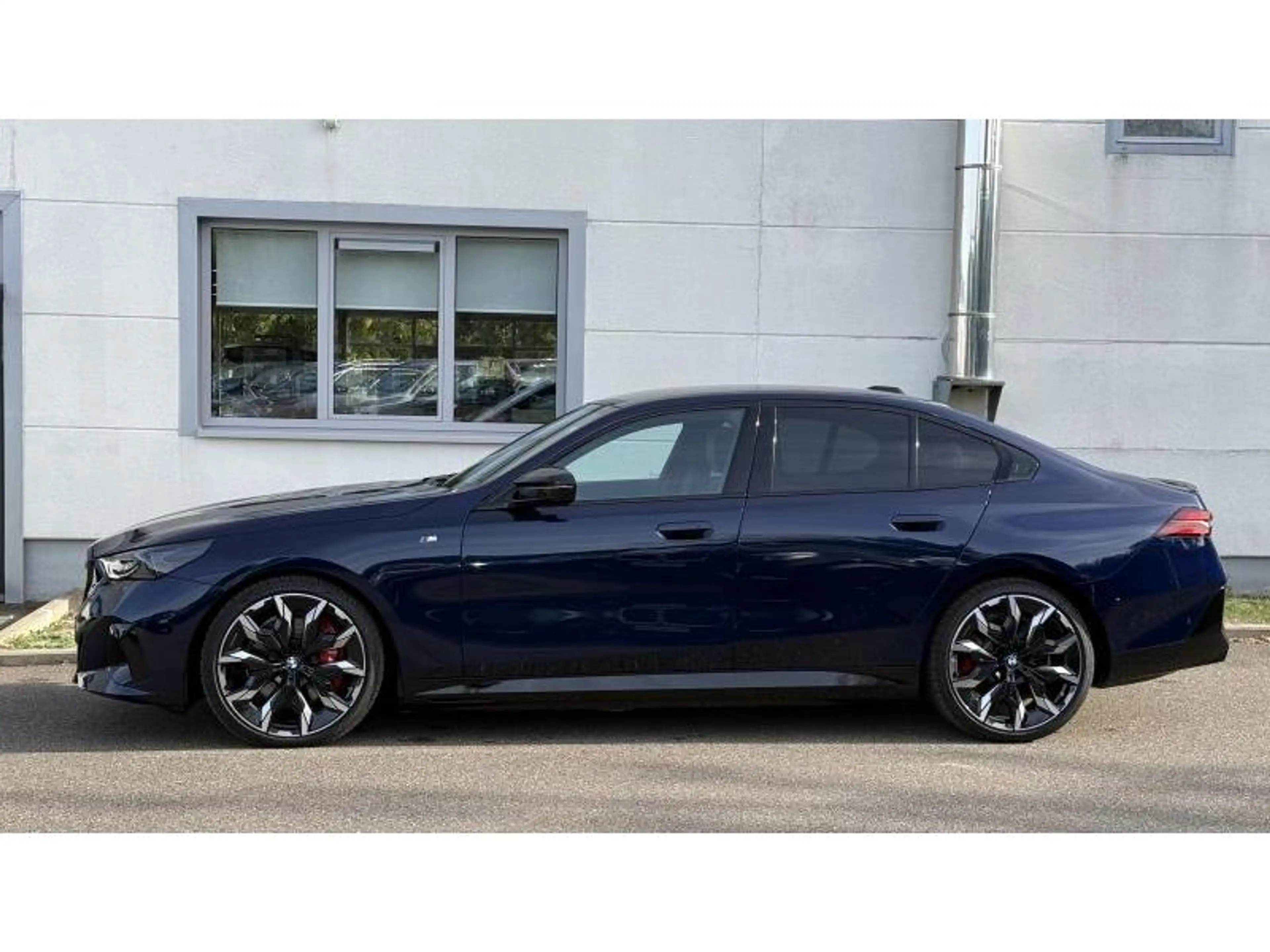 BMW i5 M60 M Sport Pack Pro Toit *FULL OPTIONS* Sièges V — photo 3