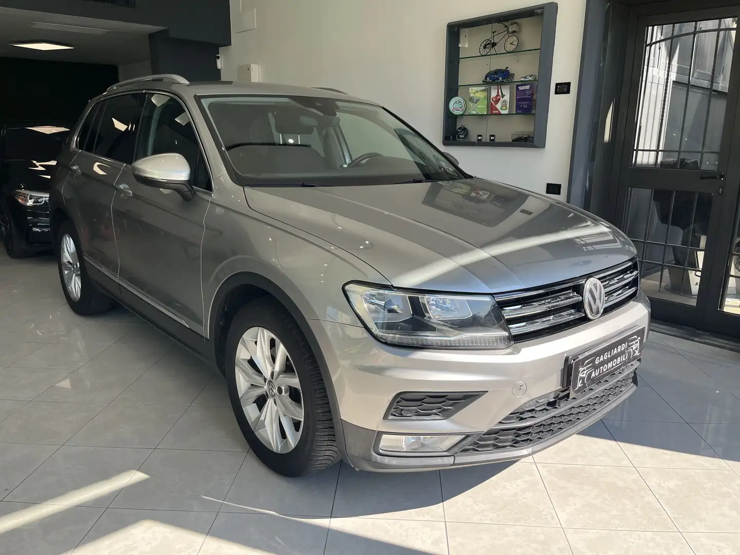 Volkswagen Tiguan Tiguan II 2016 1.6 tdi Business 115cv Gris - 1