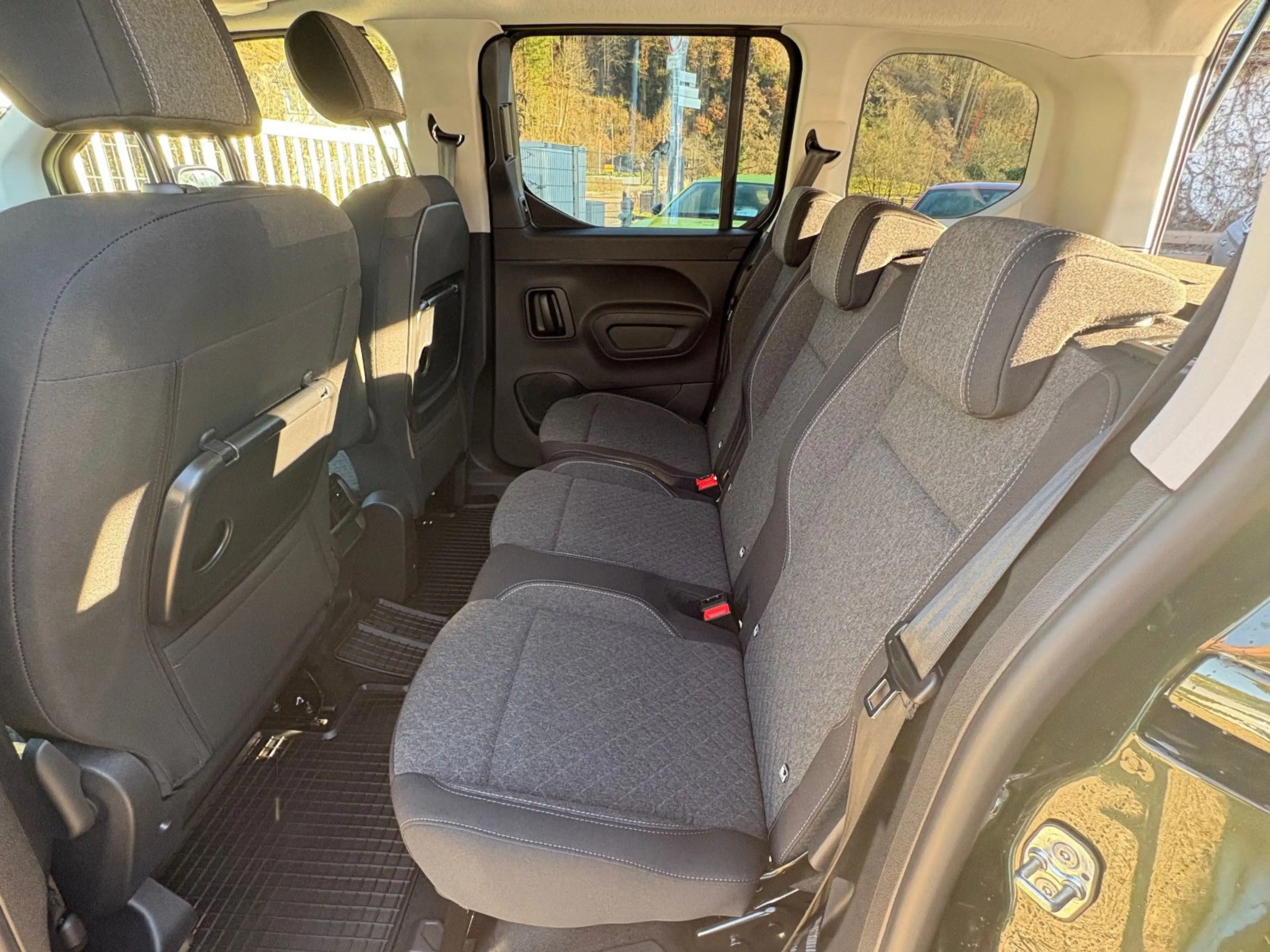 Opel Combo Life SHZ,LHZ,Frontsh.LED,Alu,App,DAB — photo 15