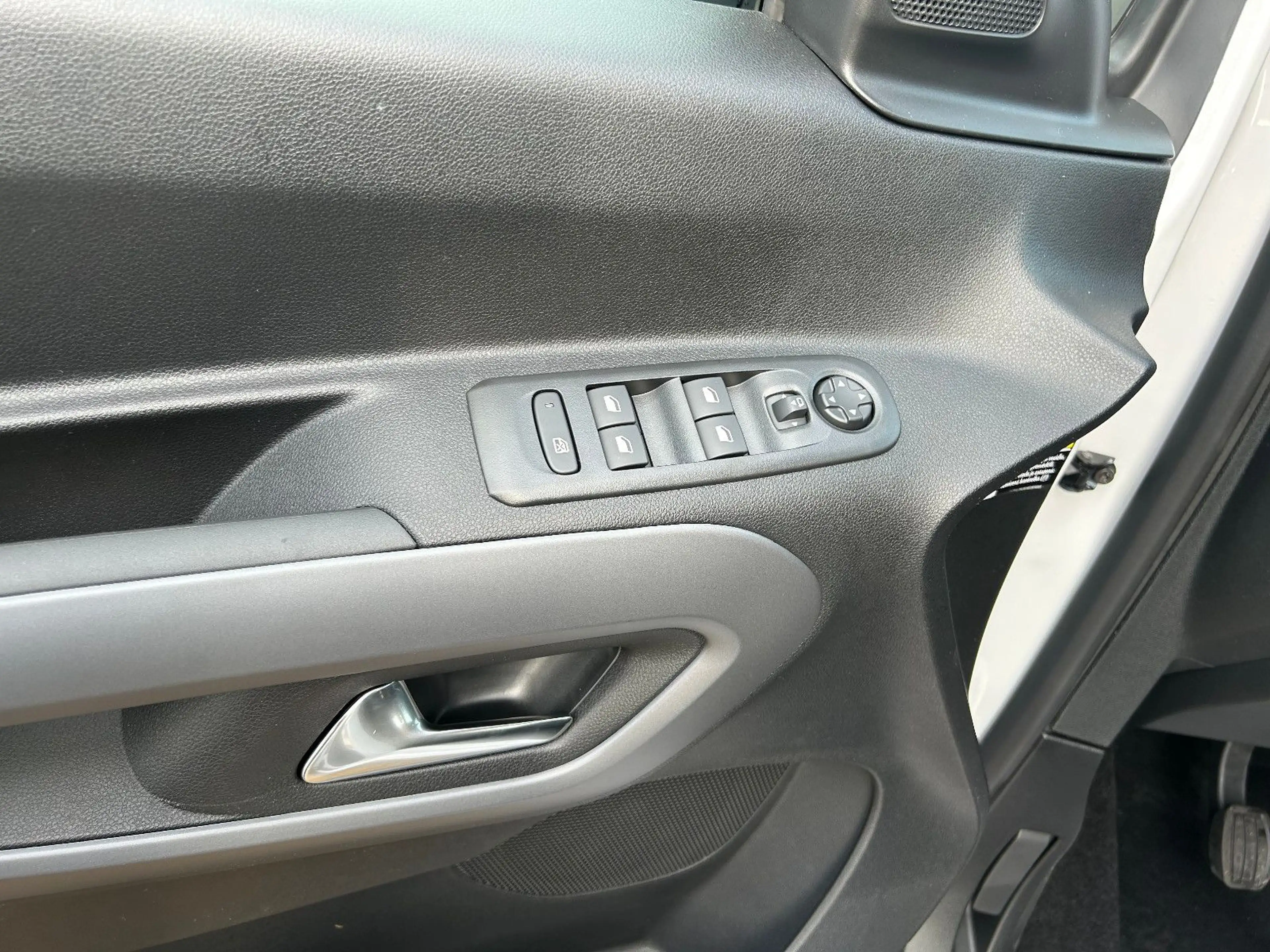 Opel Combo Life SHZ,LHZ,Frontsh.LED,Alu,App,DAB — photo 11